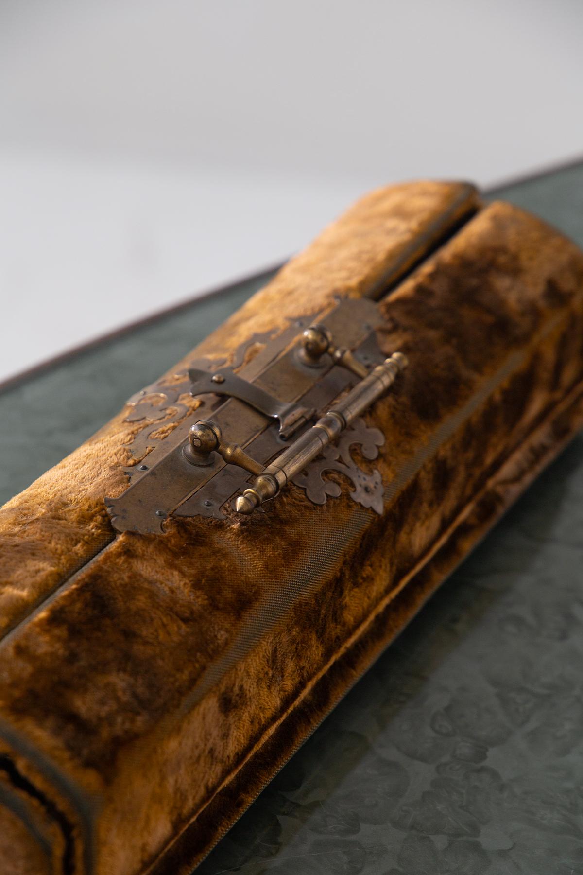 Estuche italiano y juego de teatro antiguo con guantes y prismáticos Metal en venta