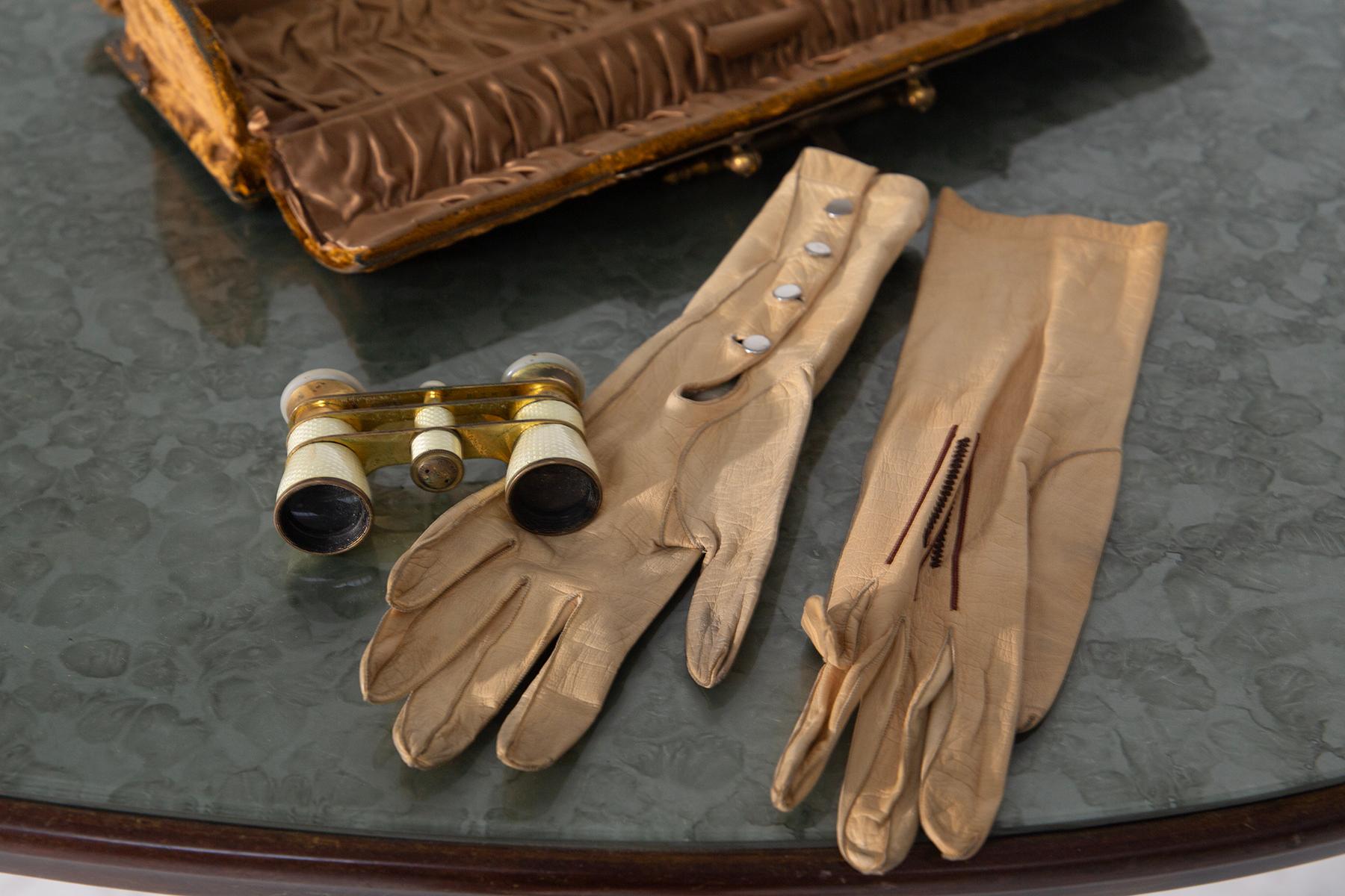Estuche italiano y juego de teatro antiguo con guantes y prismáticos en venta 1