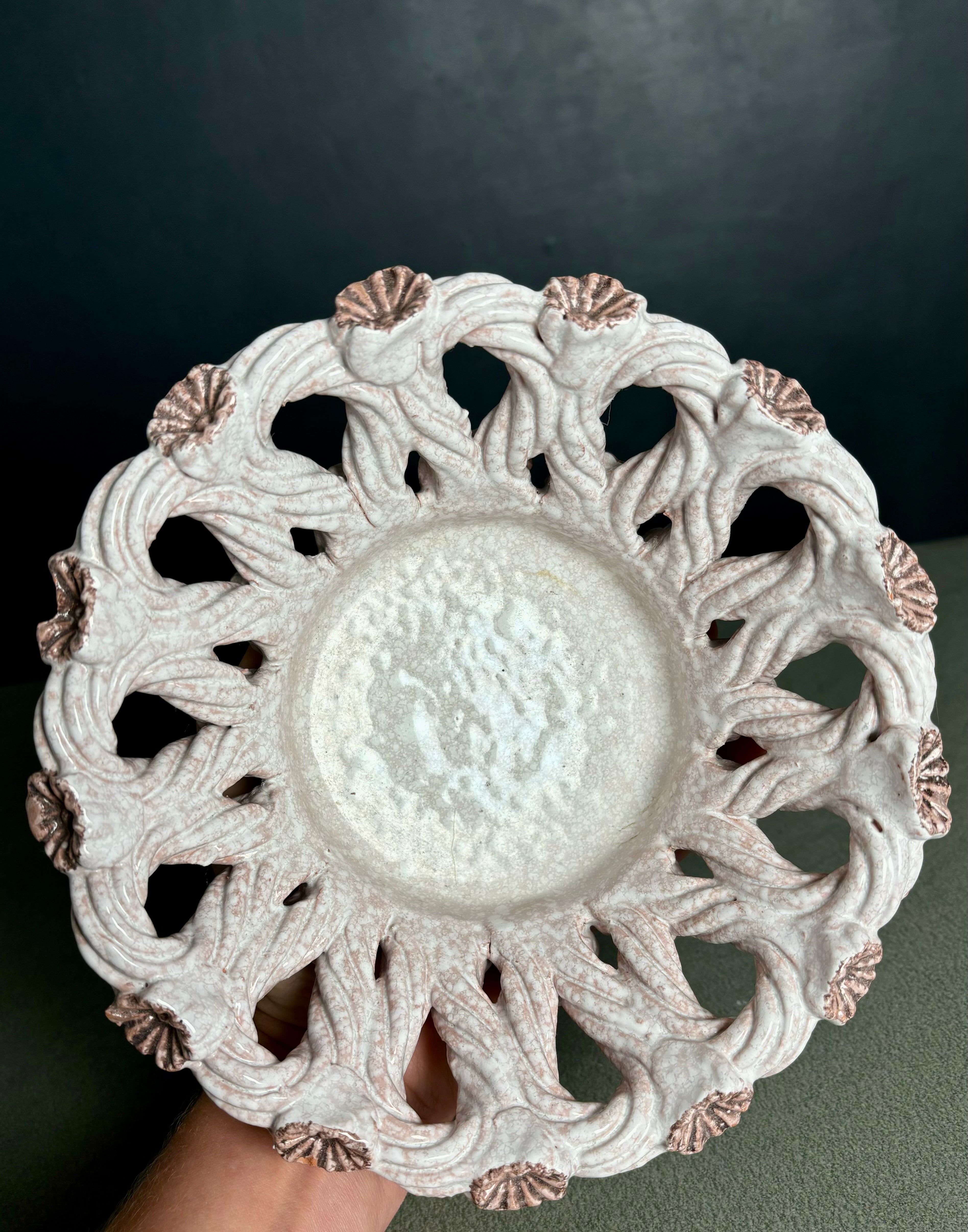 Ciotola in ceramica intrecciata italiana d'epoca attribuita ai Fratelli Fanciullacci. Morbide decorazioni a treccia ricoperte di smalto bianco polveroso con piccoli fiori marroni lungo i bordi.
Bellissime condizioni vintage, coerenti con