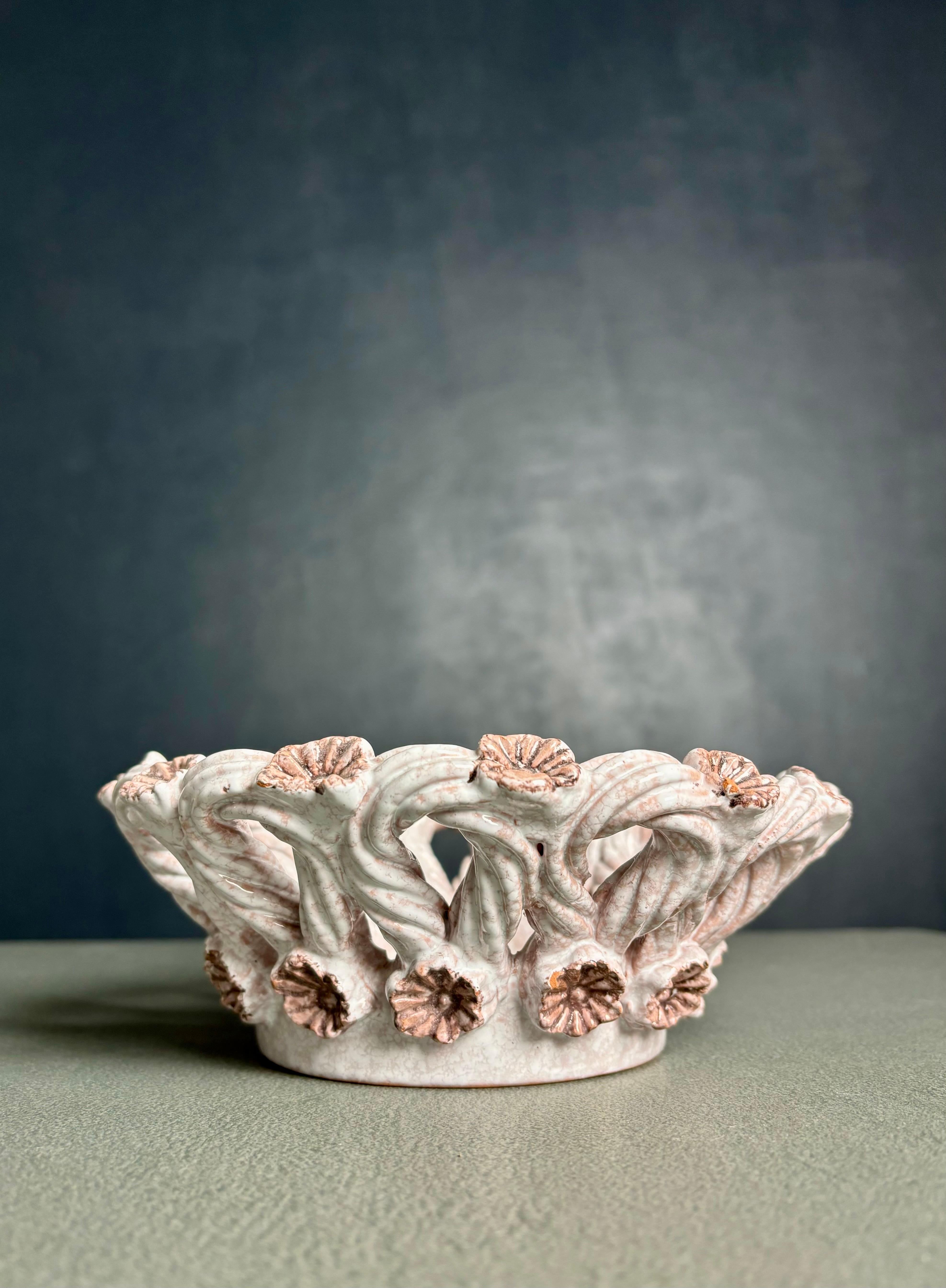 Mid-Century moderno Ciotola decorativa italiana in ceramica intrecciata degli anni '50 in vendita