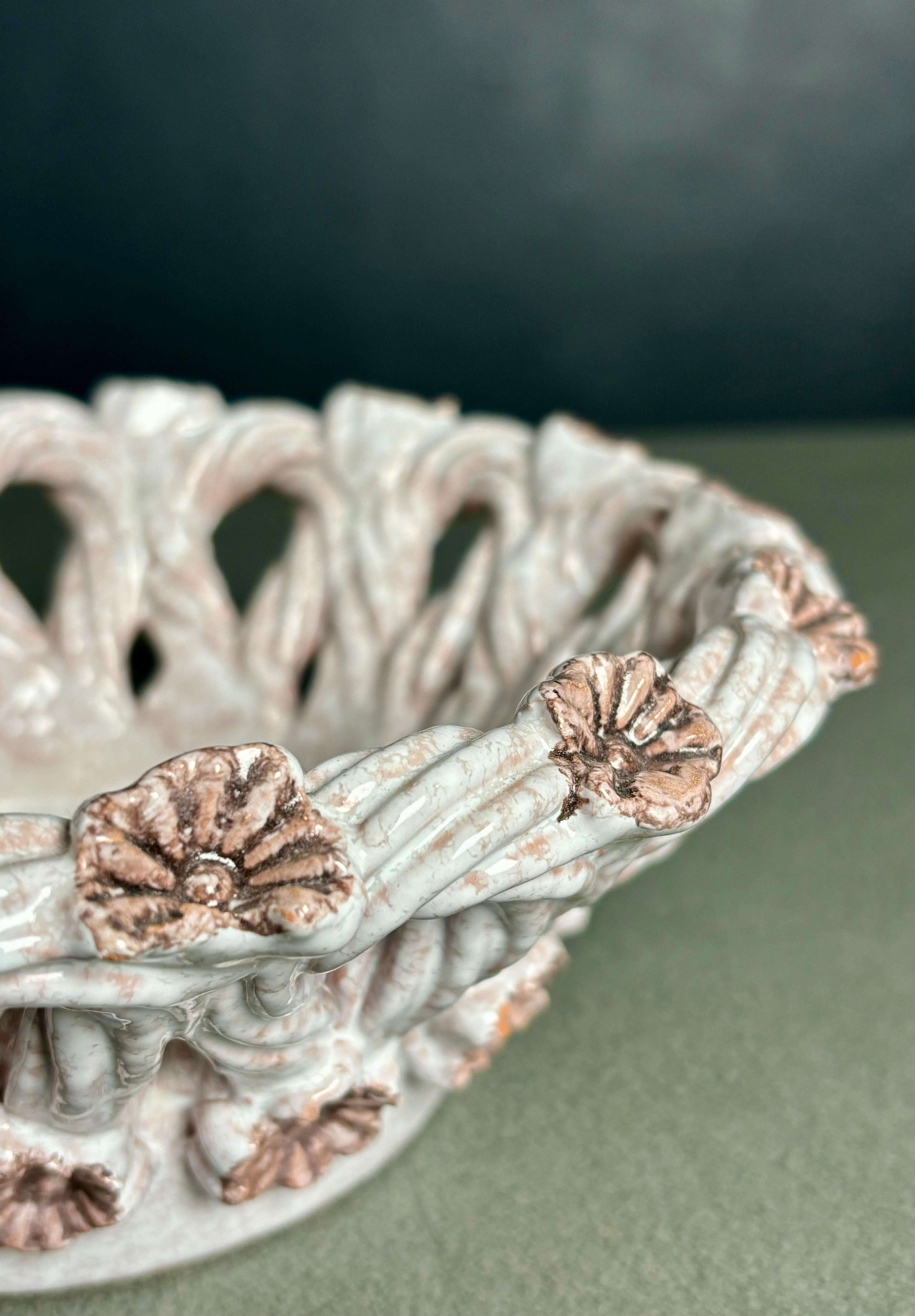 Italiano Ciotola decorativa italiana in ceramica intrecciata degli anni '50 in vendita