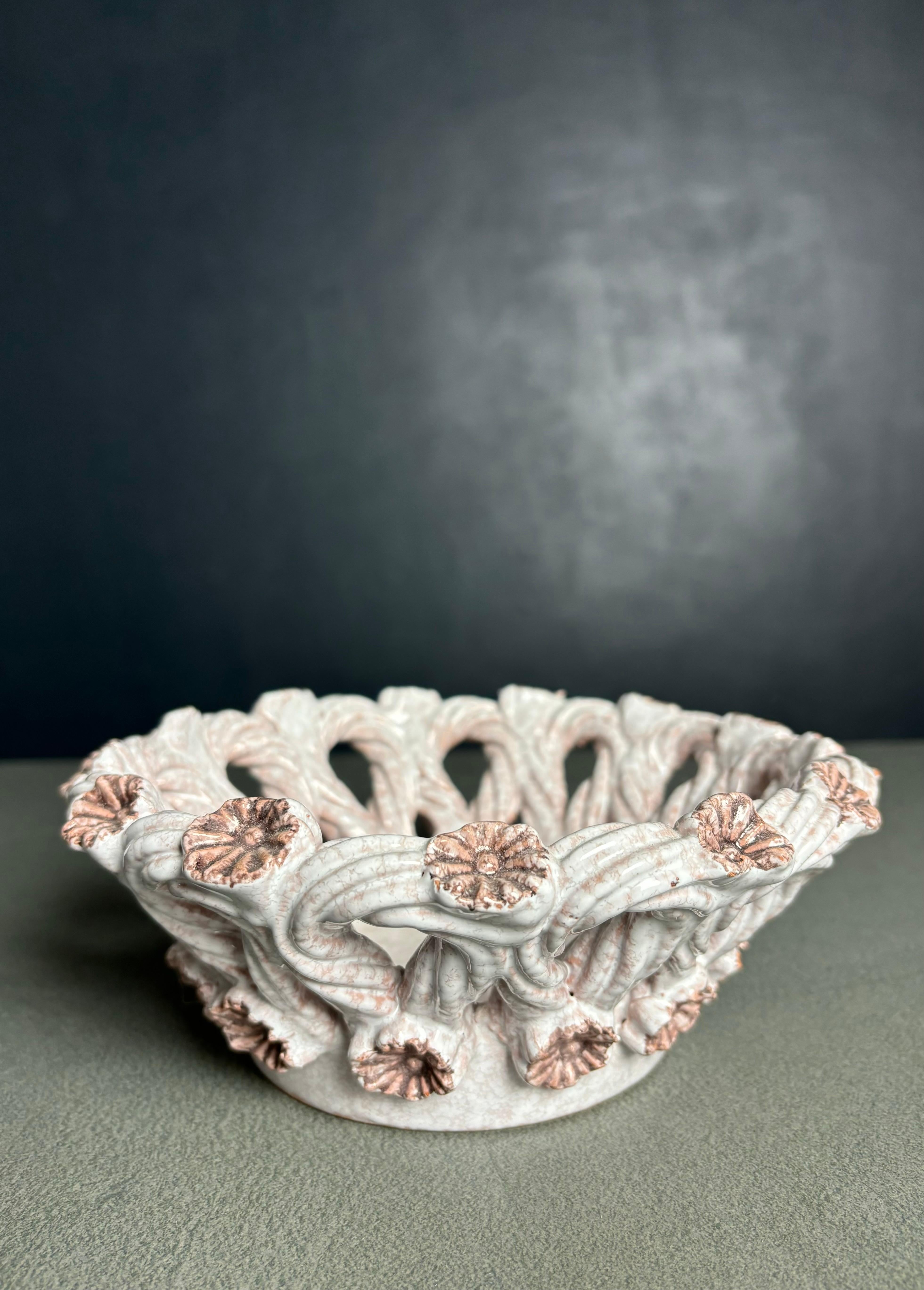 Smaltato Ciotola decorativa italiana in ceramica intrecciata degli anni '50 in vendita