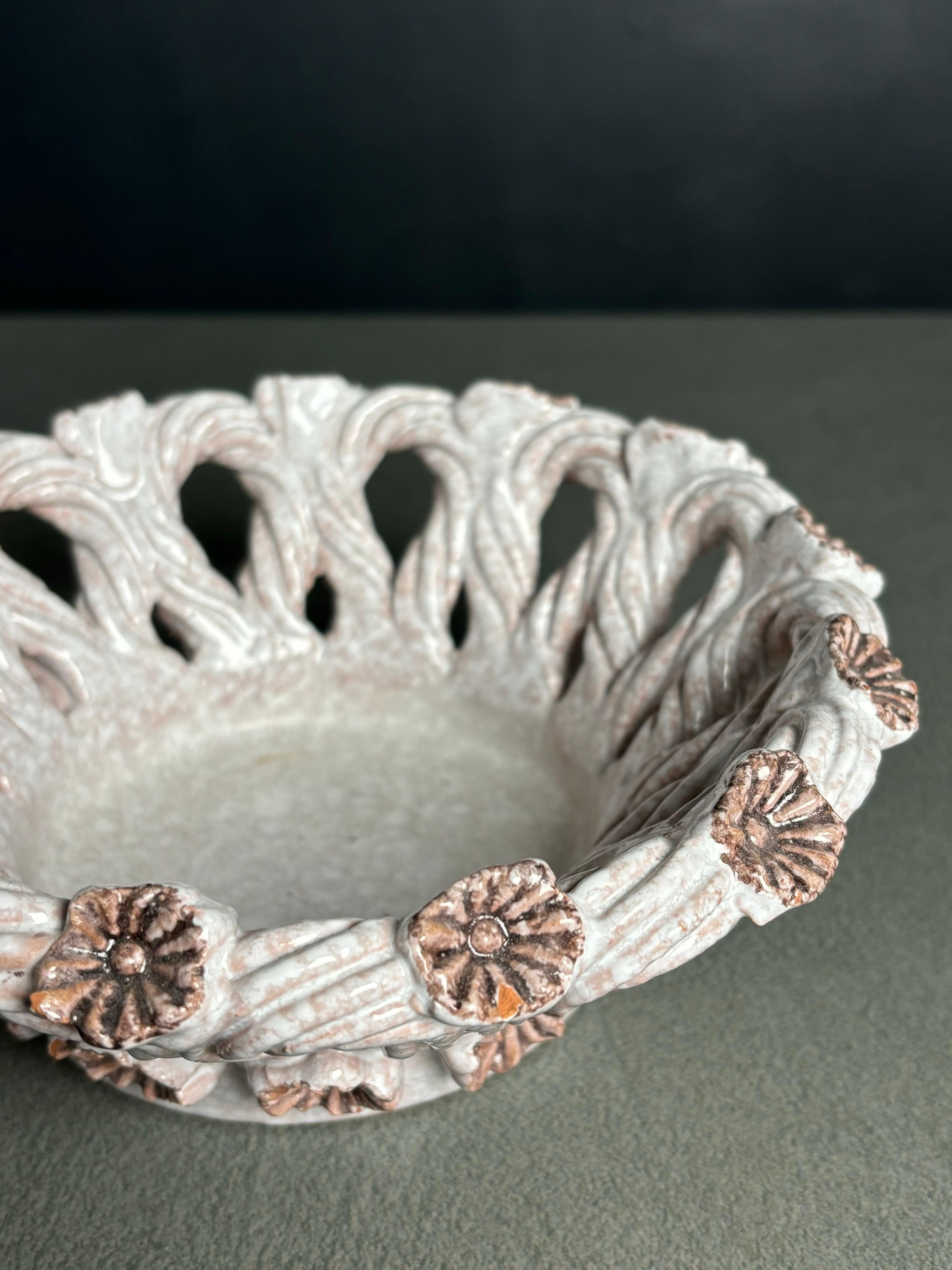 Ciotola decorativa italiana in ceramica intrecciata degli anni '50 In condizioni buone in vendita a Copenhagen, DK