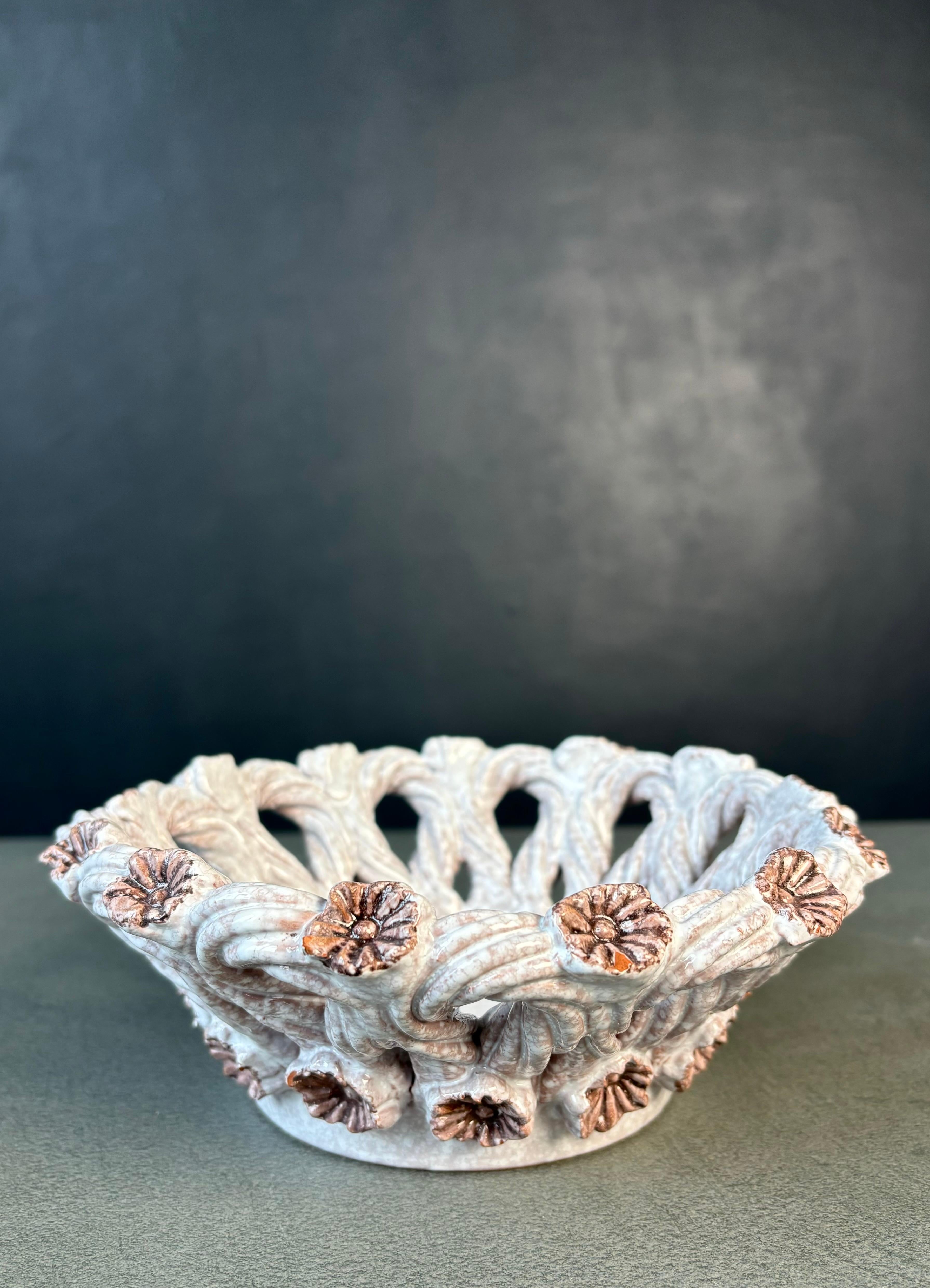 Ciotola decorativa italiana in ceramica intrecciata degli anni '50 in vendita 1