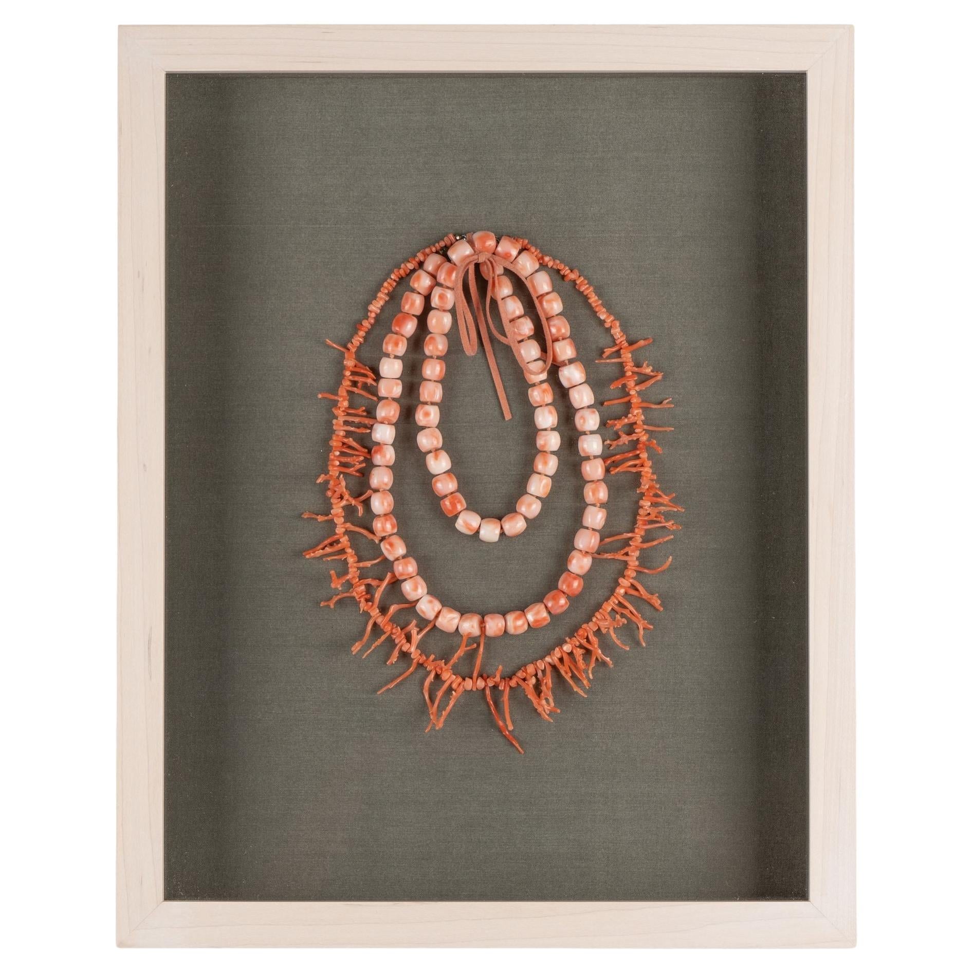 Collares italianos de coral en rama y cuentas de coral en caja de sombra a medida, c. 1930 en venta