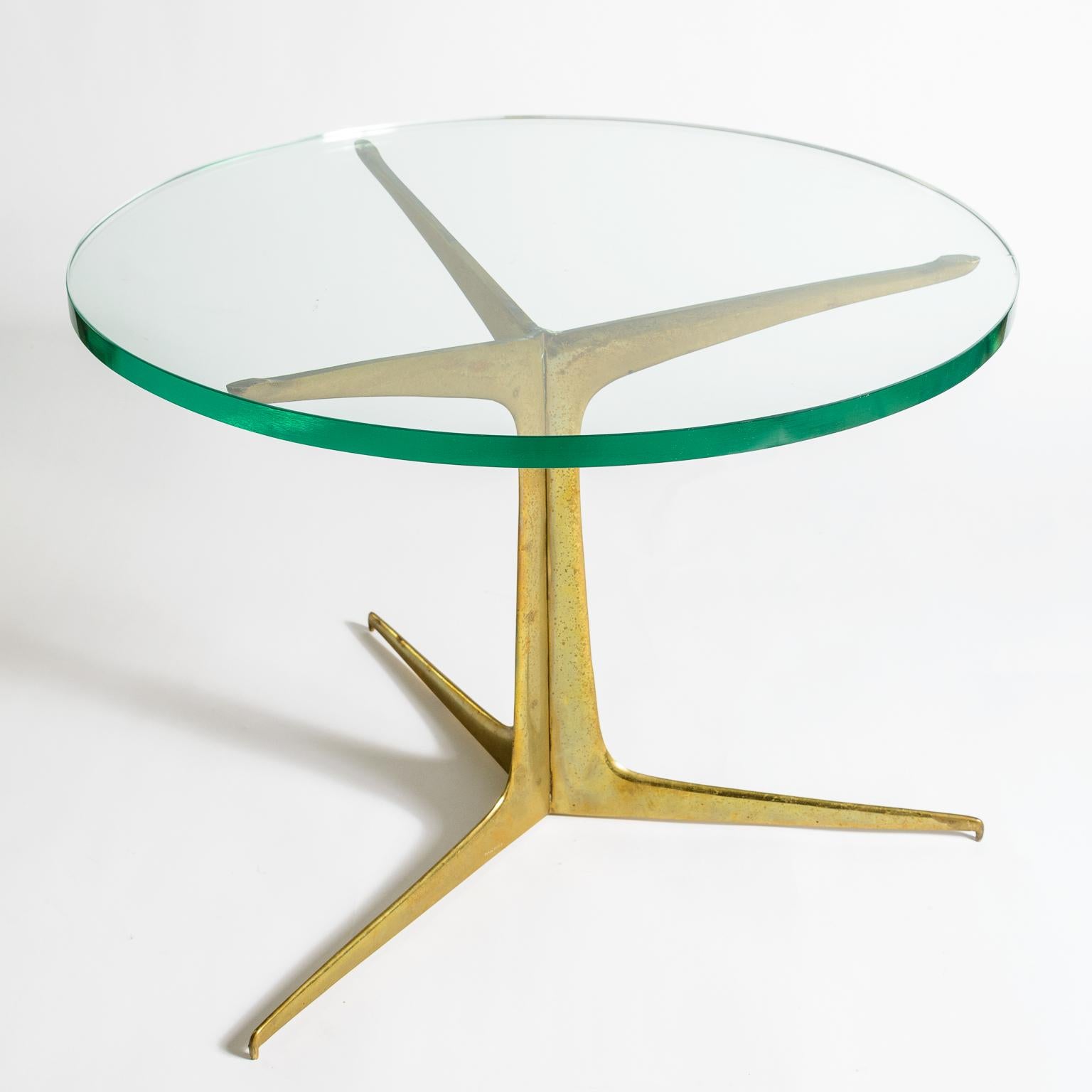 Table d'appoint italienne à trois pieds en laiton
Base en laiton finement détaillée avec sa surface d'origine
