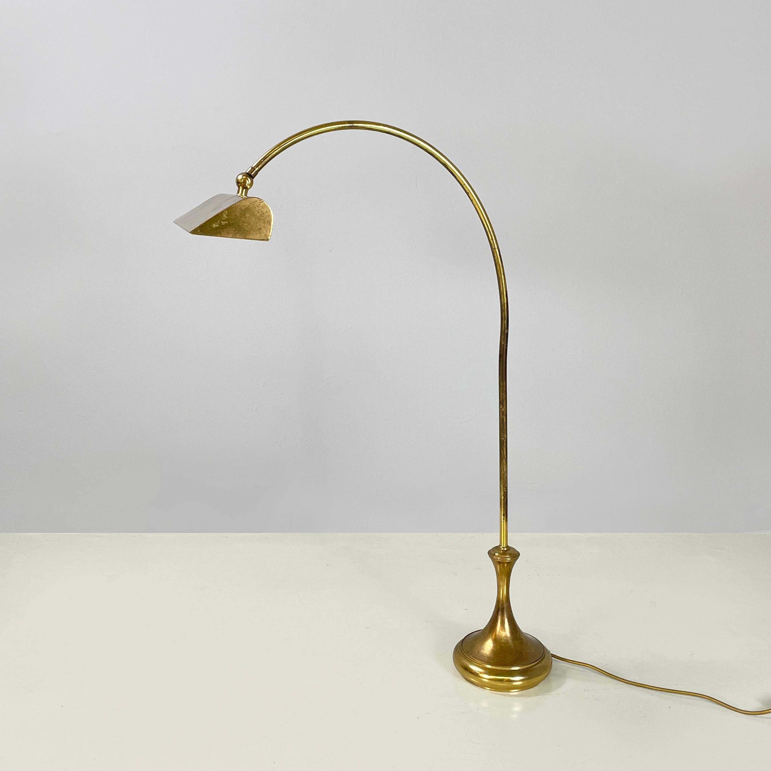 Italian Brass adjustable table lamp in ministerial lamp style, 1920s
Table lamp with adjustable diffuser, in brass. The lampshade has a rectangular base and a curved structure. The stem is made of rod and arch-shaped. The base is round. The lamp is