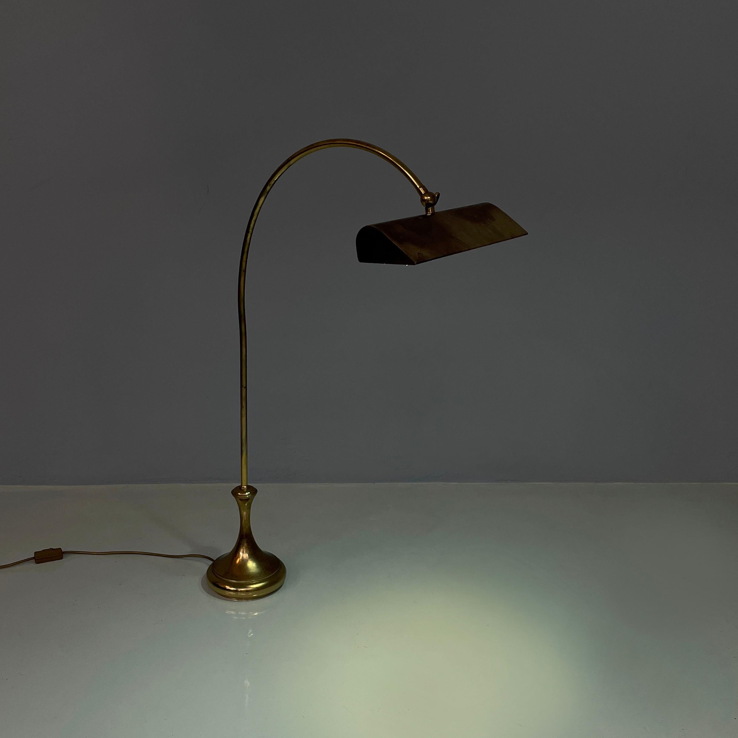 Italian Brass adjustable table lamp in ministerial lamp style, 1920s In Good Condition For Sale In MIlano, IT
