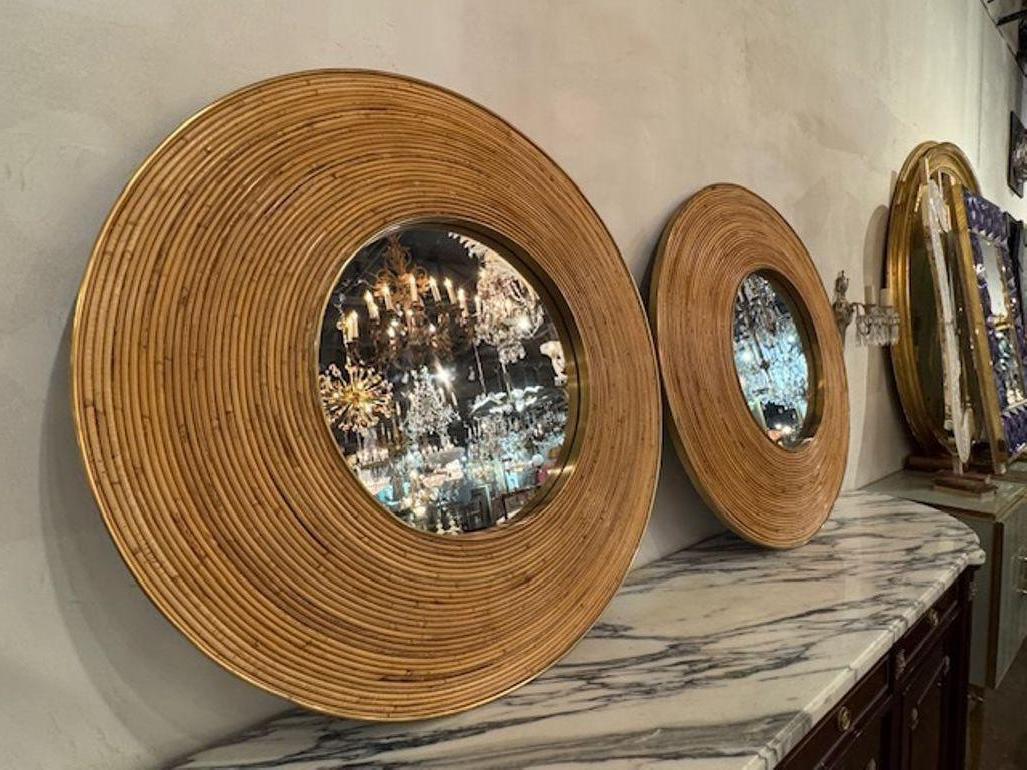 Les miroirs italiens en laiton et bambou présentent un design transitionnel élégant avec un matériau en bambou naturel. Cette pièce décorative ajoute une touche texturale à n'importe quelle pièce grâce à son style élégant et unique, parfait pour