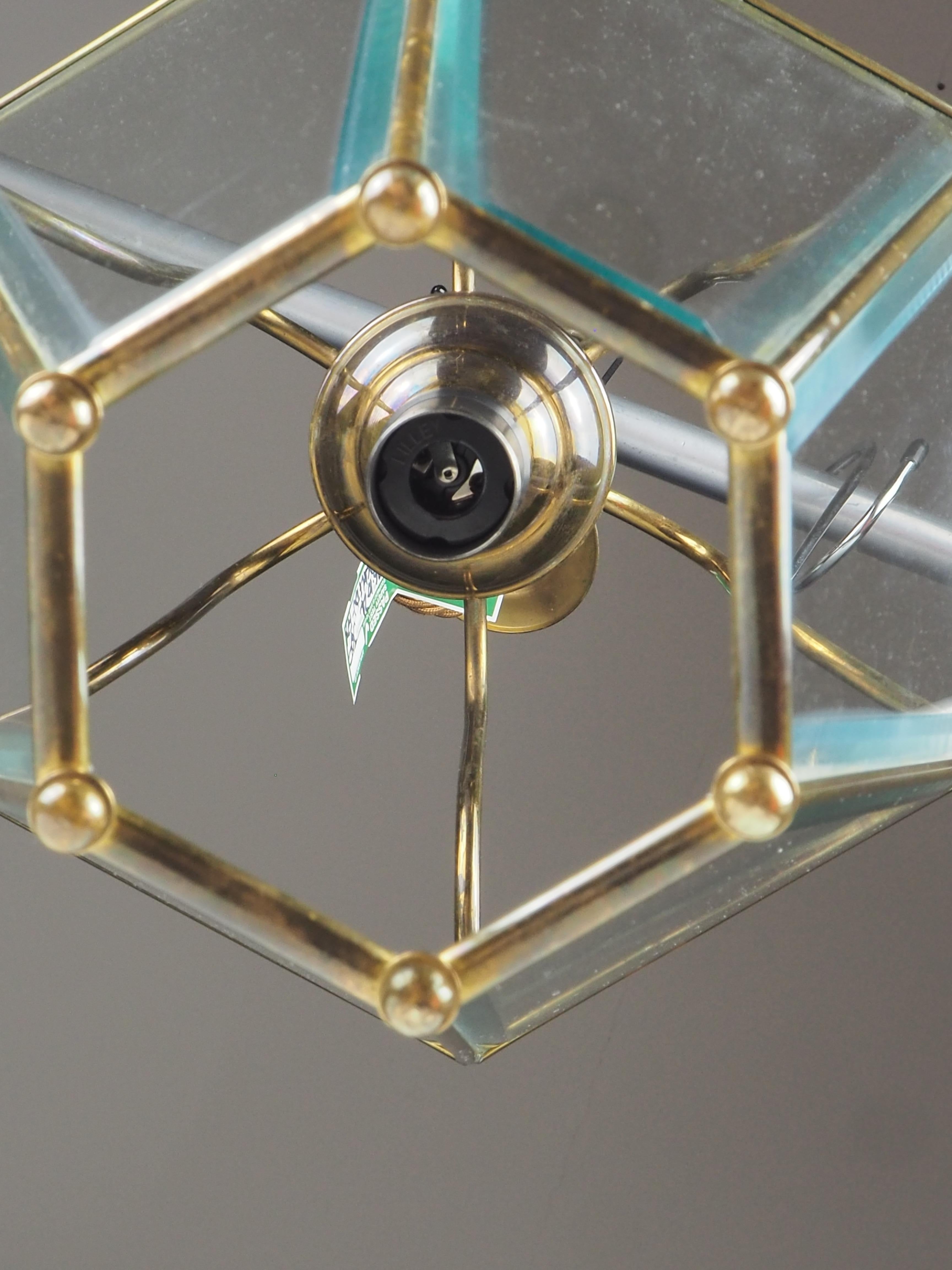 Farol hexagonal italiano de latón y cristal biselado según Adolf Loos, años 50 en venta 5