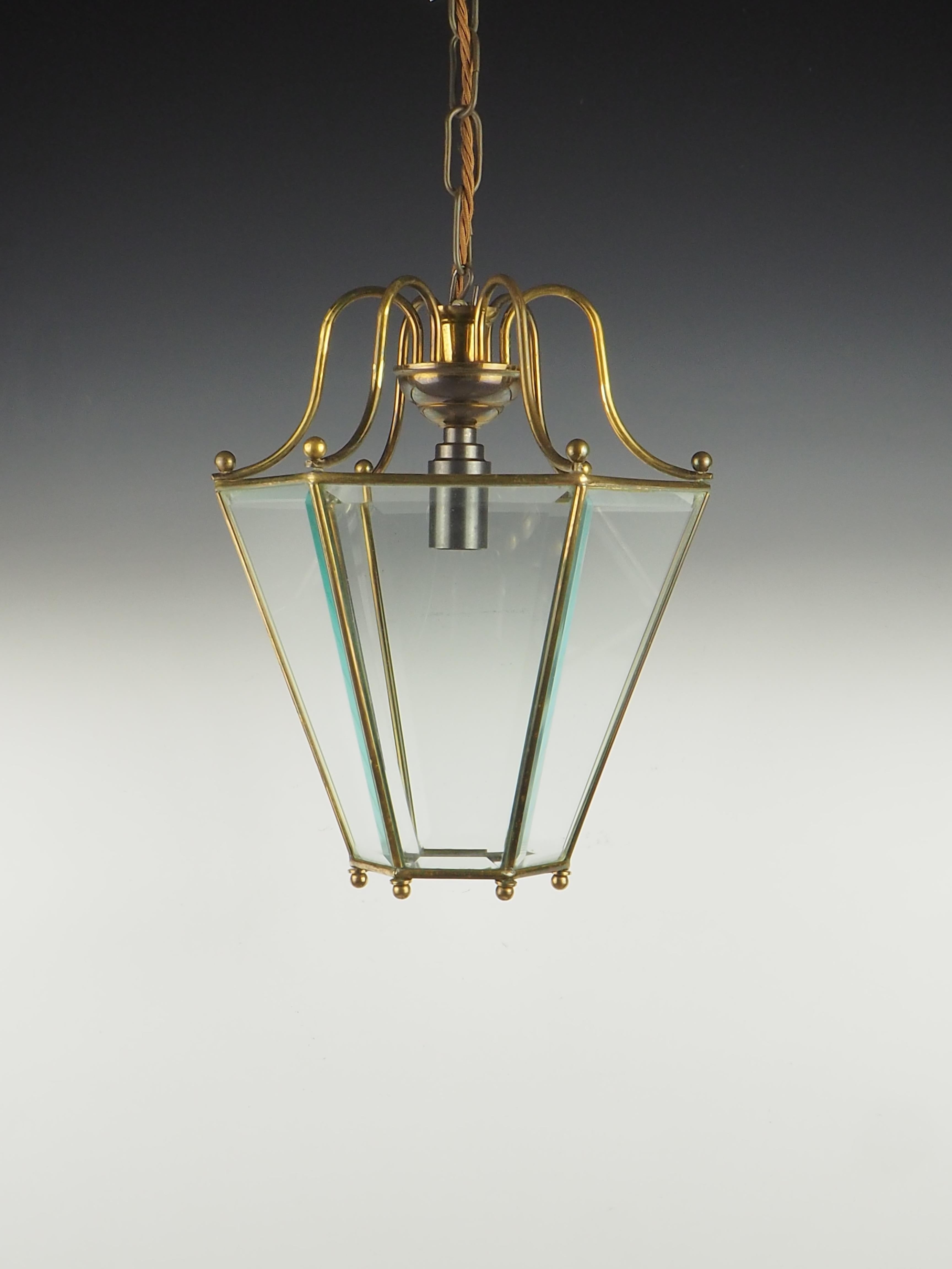 El farol hexagonal italiano de latón y cristal biselado, inspirado en los icónicos diseños de Adolf Loos de los años 50, es una impresionante lámpara colgante que encarna la esencia de la elegancia minimalista.

Esta exquisita pieza presenta una