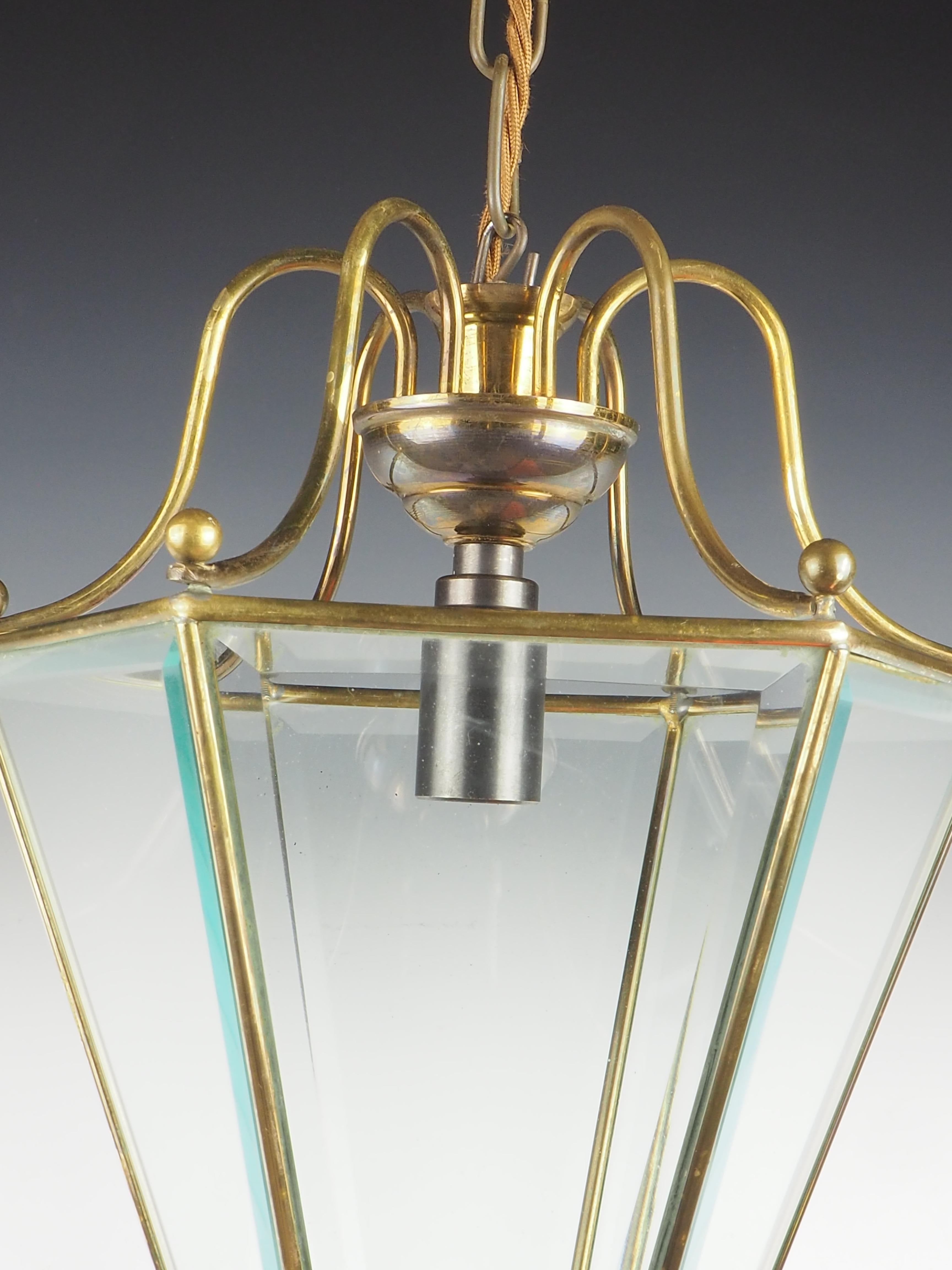 Farol hexagonal italiano de latón y cristal biselado según Adolf Loos, años 50 Biselado en venta