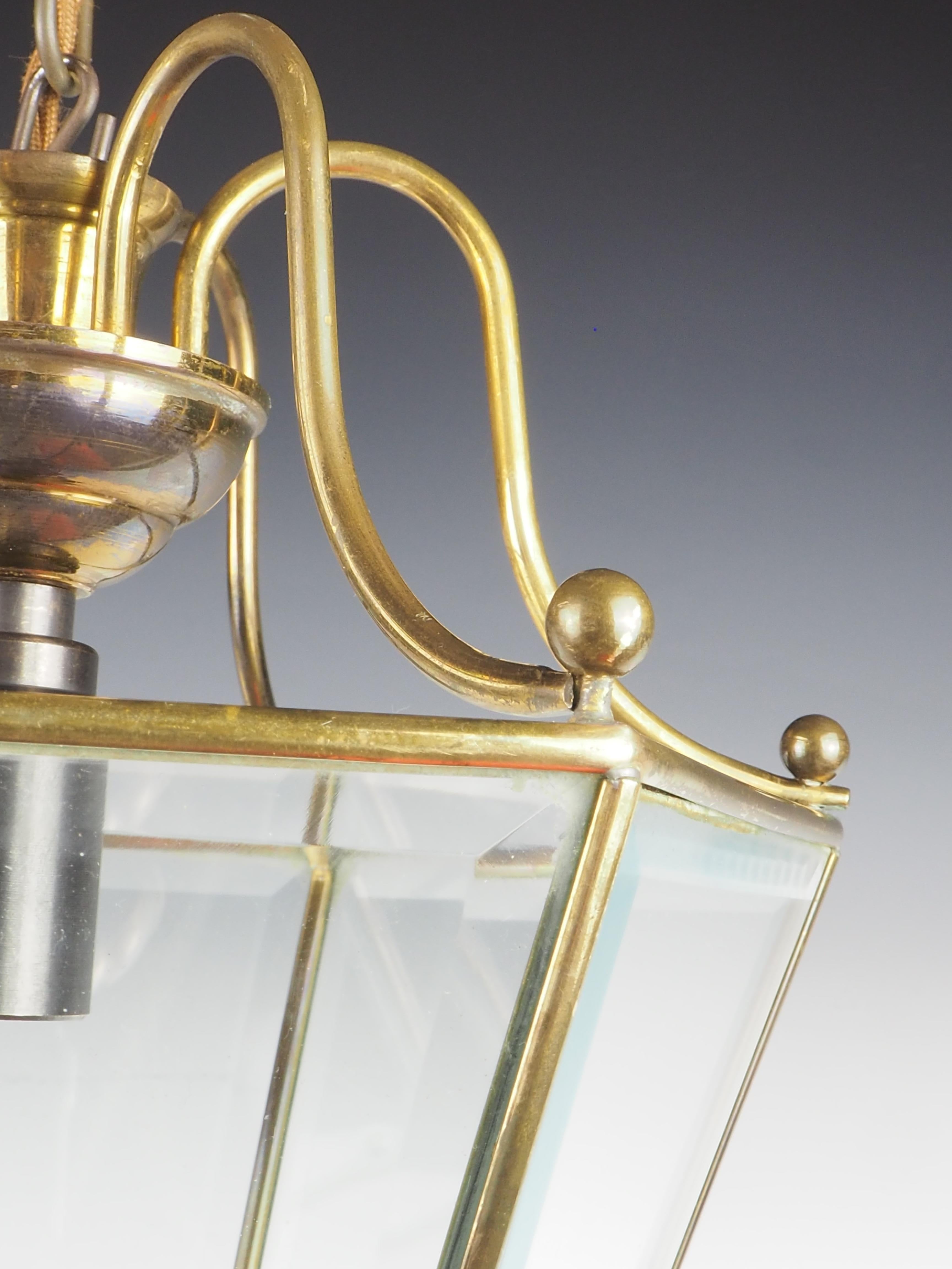 Farol hexagonal italiano de latón y cristal biselado según Adolf Loos, años 50 en Bueno estado para la venta en Lincoln, GB