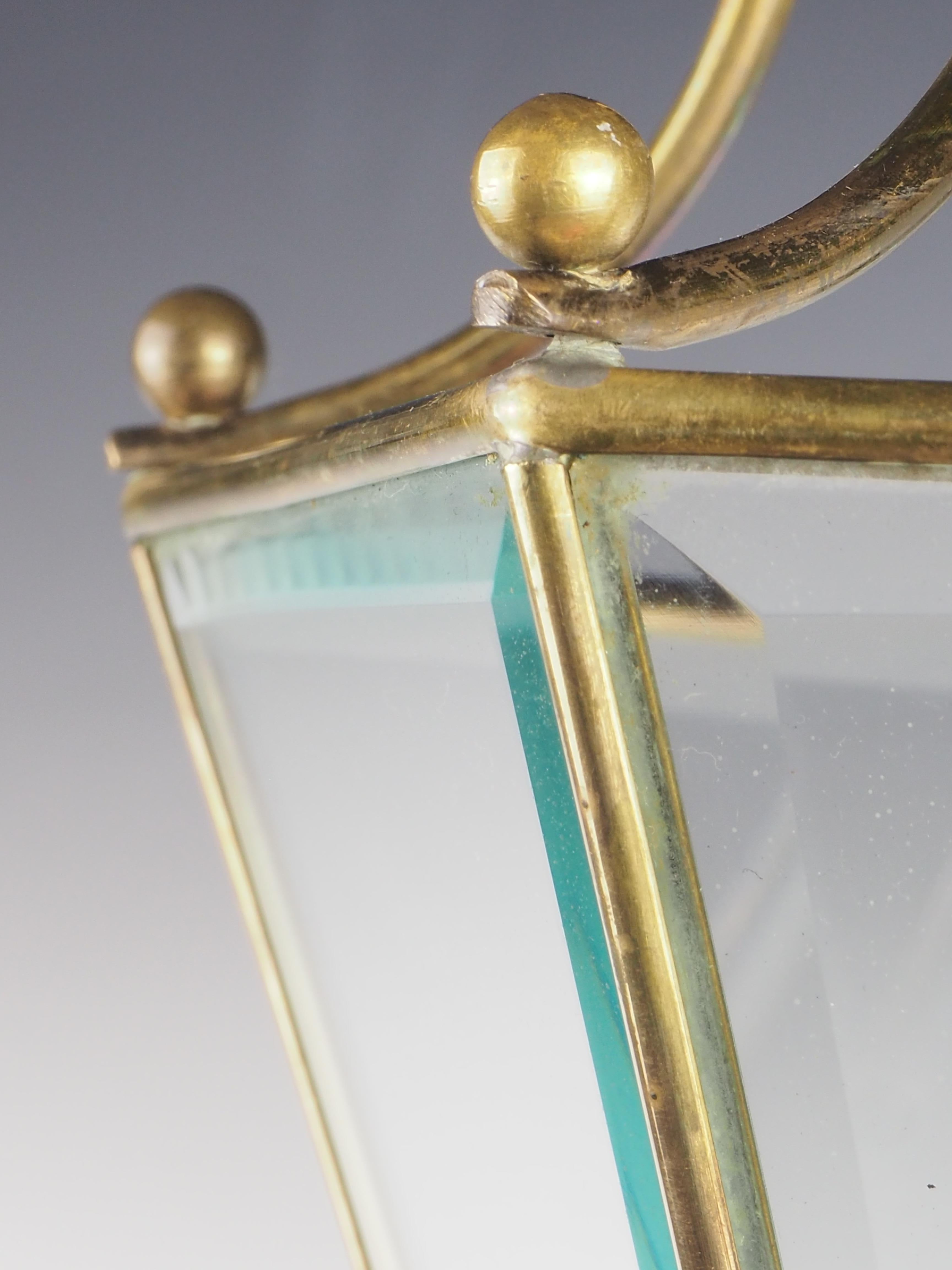 Farol hexagonal italiano de latón y cristal biselado según Adolf Loos, años 50 siglo XX en venta