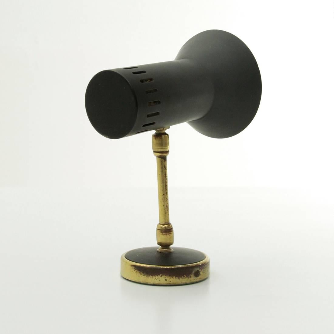 Wall lamp of Italian manufacture produced in the 1950s.
Brass wall plate with black painted metal disc.
Stem with double joint in brass.
Black painted aluminium diffuser.
Good general conditions.

Dimensions: Height 20 cm, depth 13 cm,