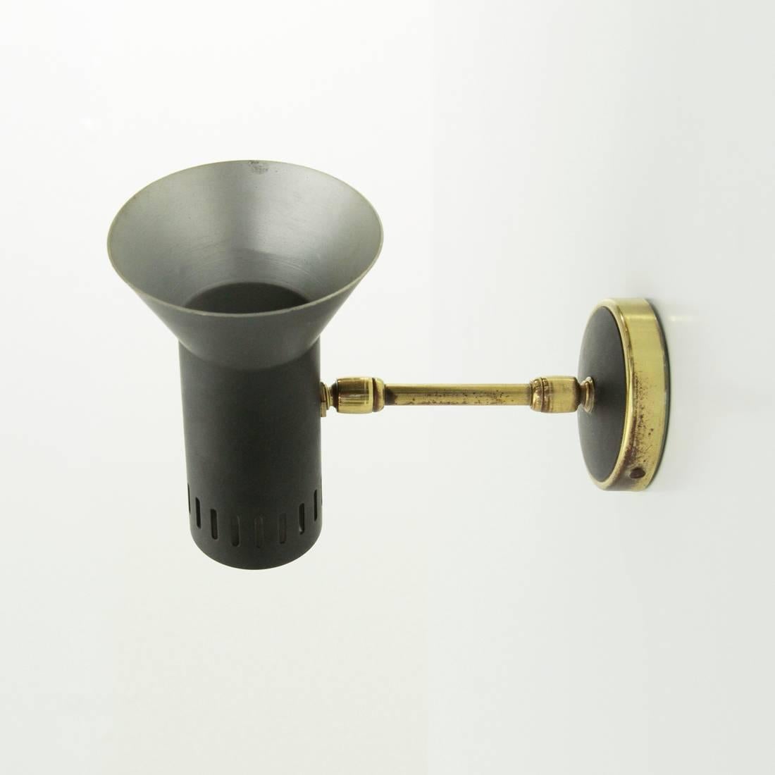 Italian Brass and Black Painted Metal Sconce, 1950s In Good Condition In Savona, IT