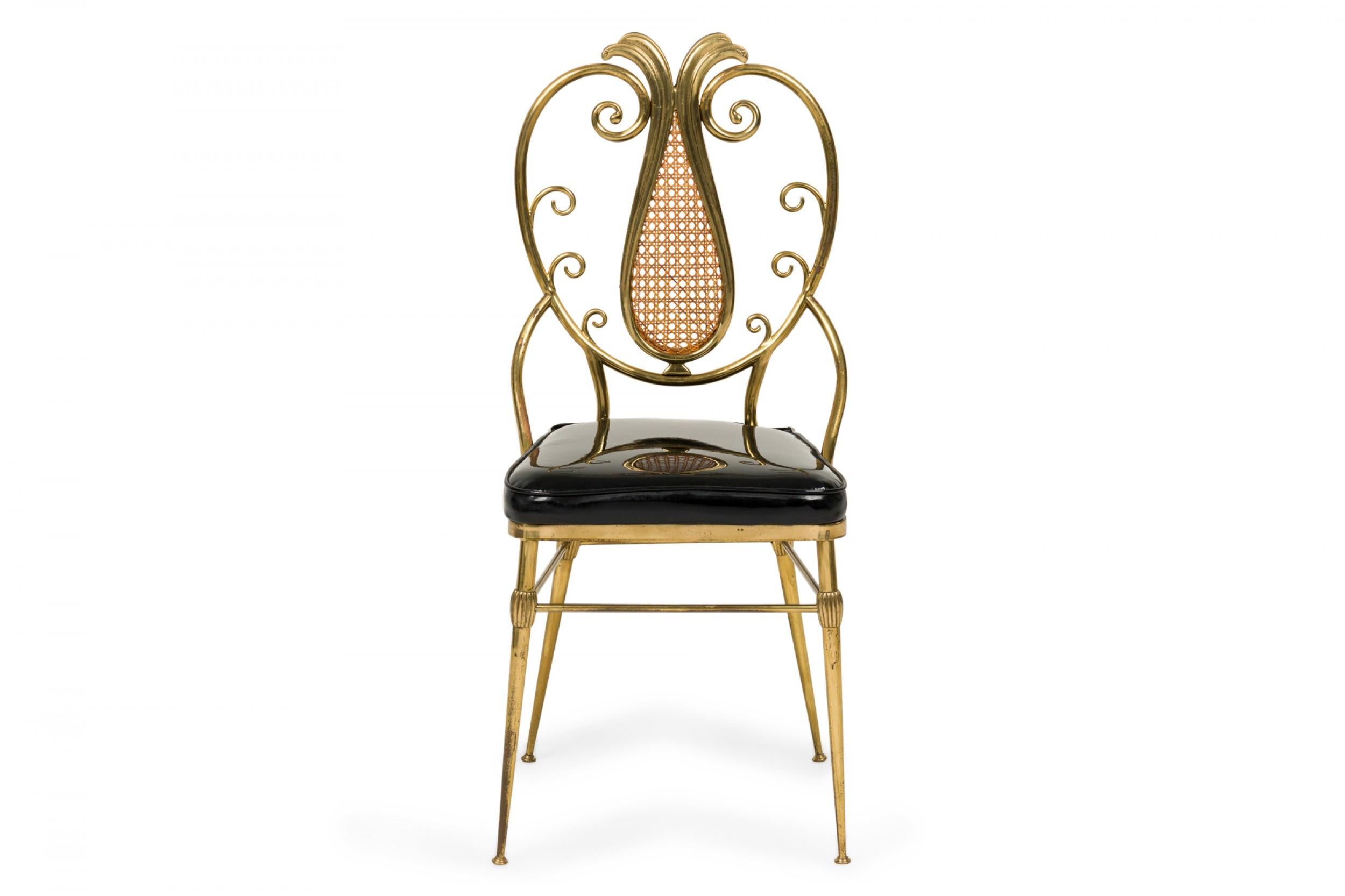 Italienischer Beistellstuhl aus der Mitte des Jahrhunderts mit einem Gestell aus Messing, einer Rückenlehne im Scroll-Design und einem Sitz aus schwarzem Lackleder.
