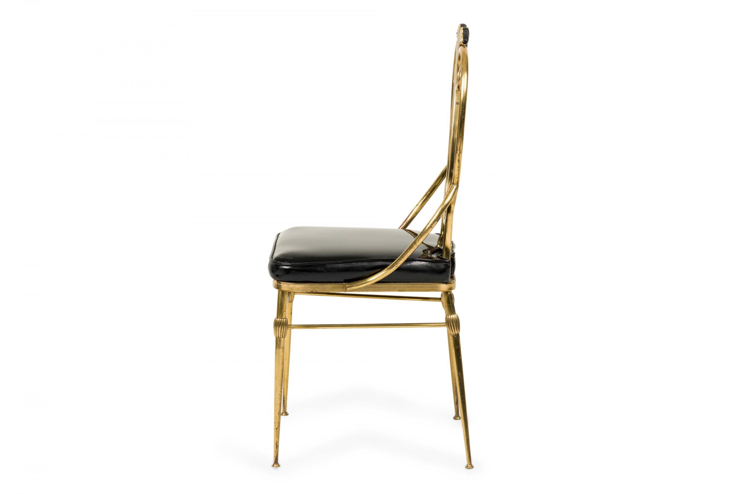 Mid-Century Modern Chaise d'appoint italienne en laiton et cuir verni noir avec dossier à volutes en vente