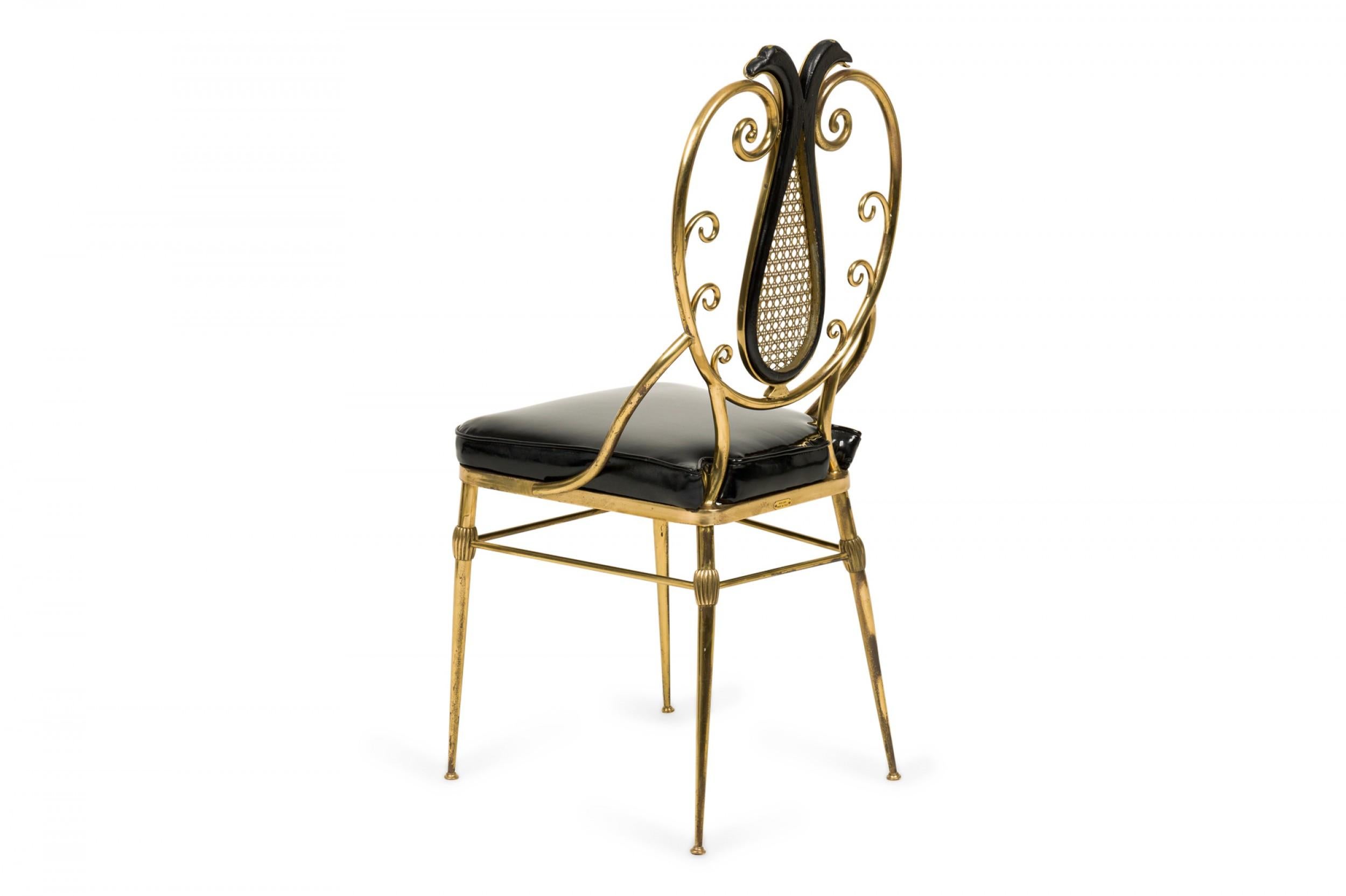 Chaise d'appoint italienne en laiton et cuir verni noir avec dossier à volutes Bon état - En vente à Queens, NY