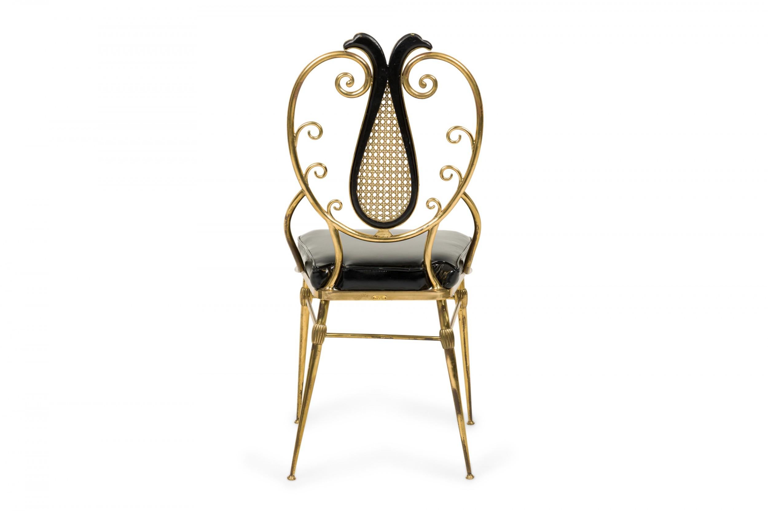 20ième siècle Chaise d'appoint italienne en laiton et cuir verni noir avec dossier à volutes en vente