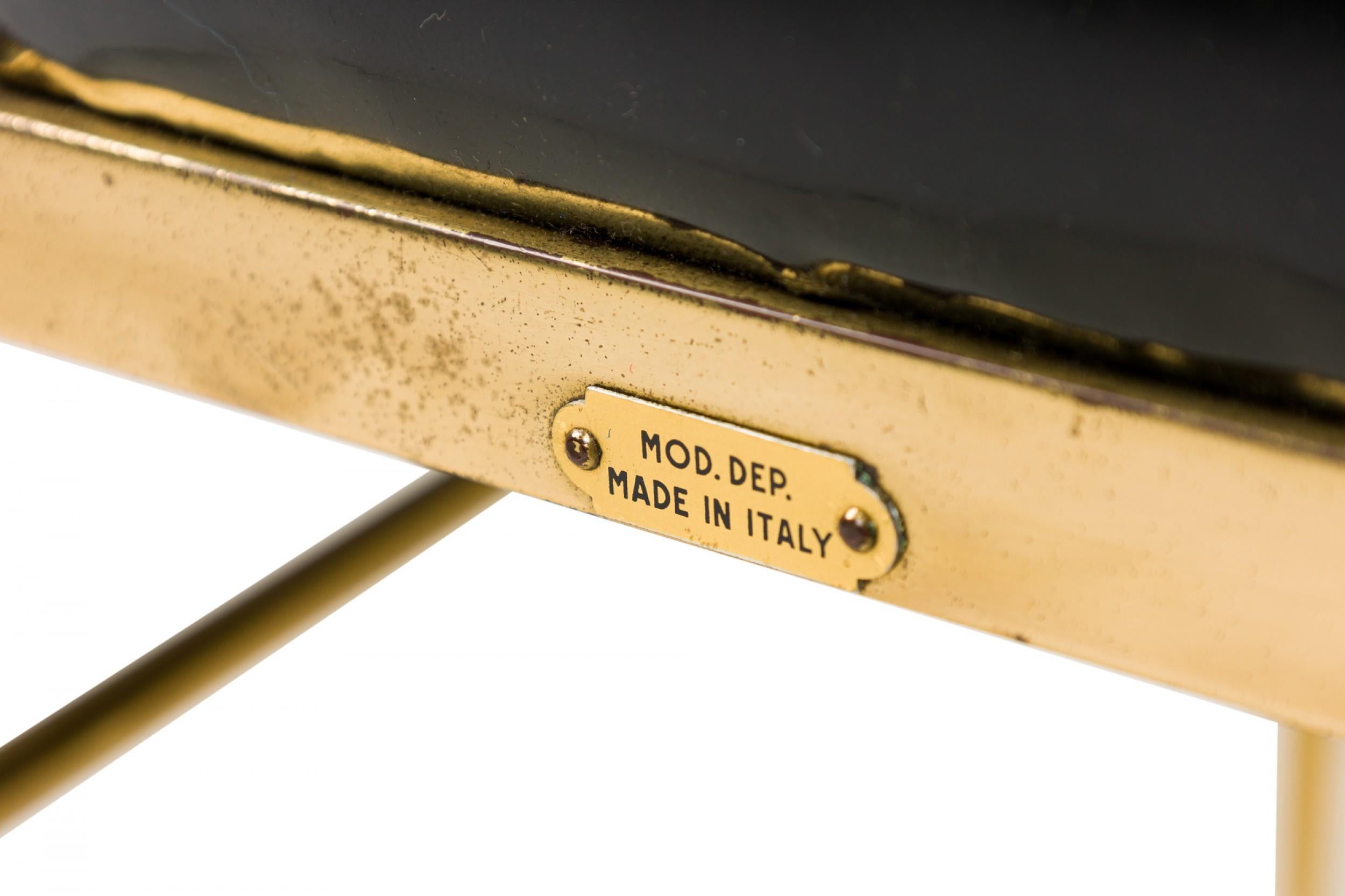 Chaise d'appoint italienne en laiton et cuir verni noir avec dossier à volutes en vente 4
