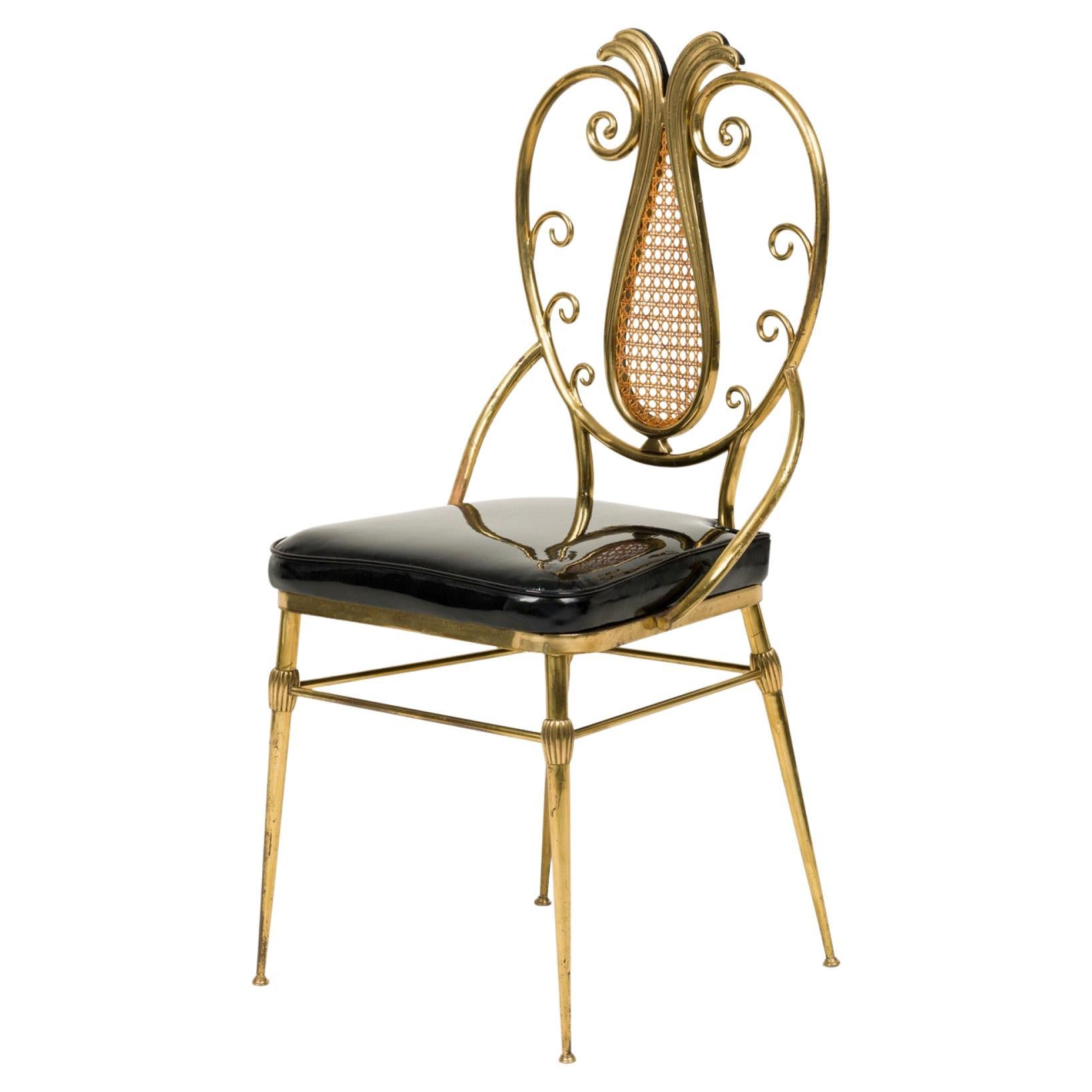 Chaise d'appoint italienne en laiton et cuir verni noir avec dossier à volutes