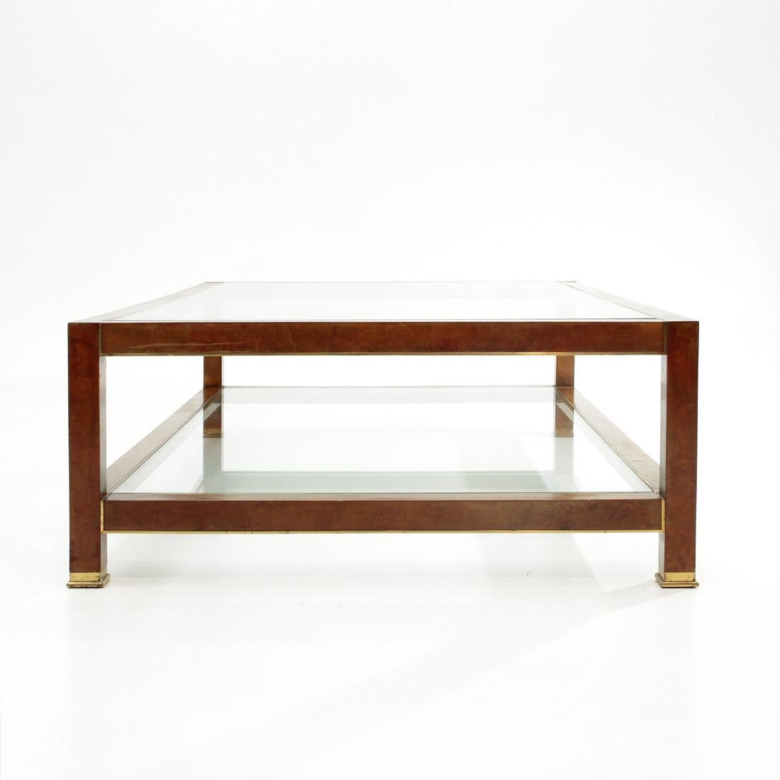 Coffee table of Italian manufacture produced in the 1970s.
Large rectangular structure in briar veneered wood, and brass.
Transparent glass top.
Feet in brass.
Good general conditions, some signs and lack of veneer due to normal use over