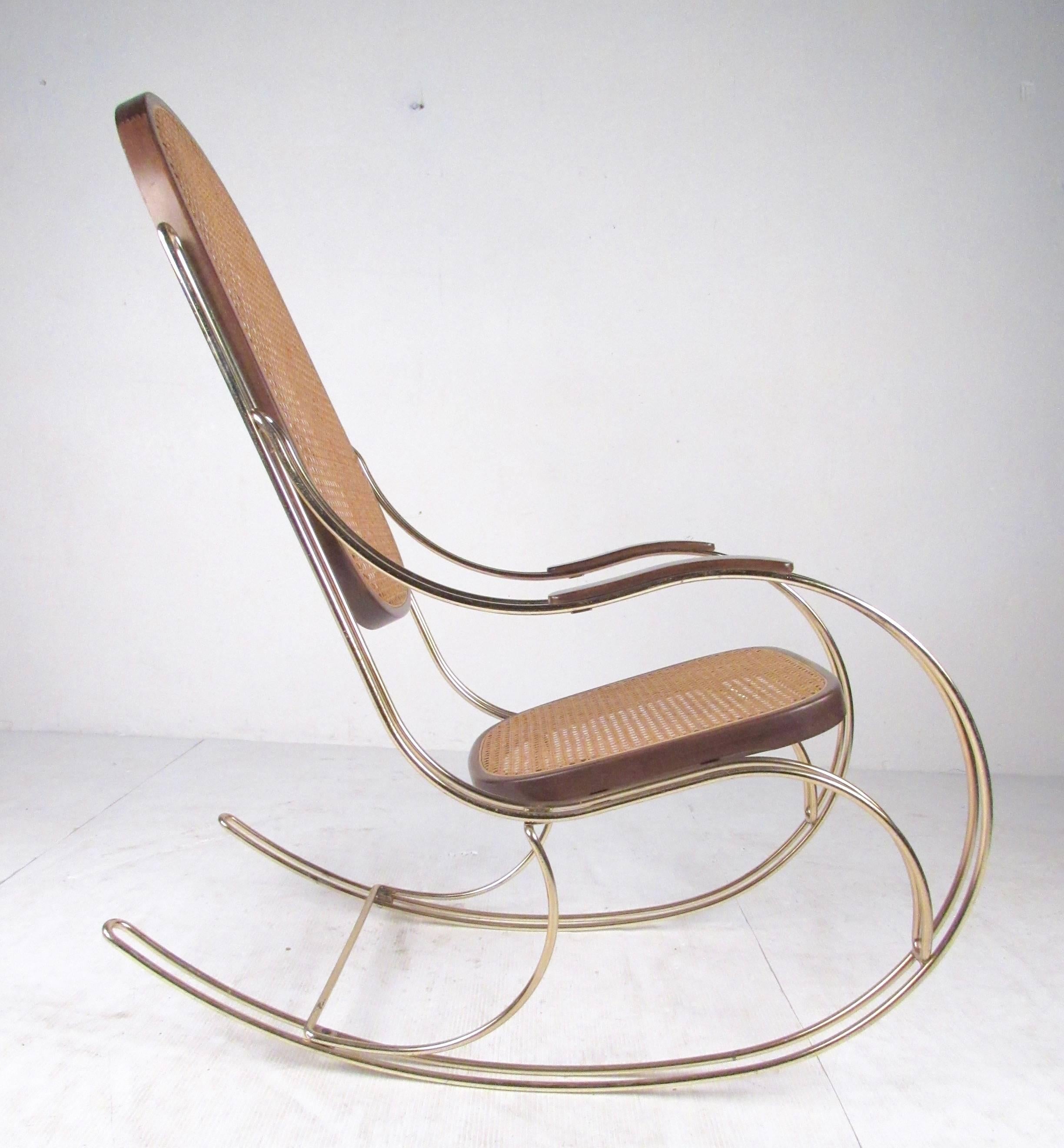 Mid-Century Modern Chaise à bascule italienne en laiton et canne