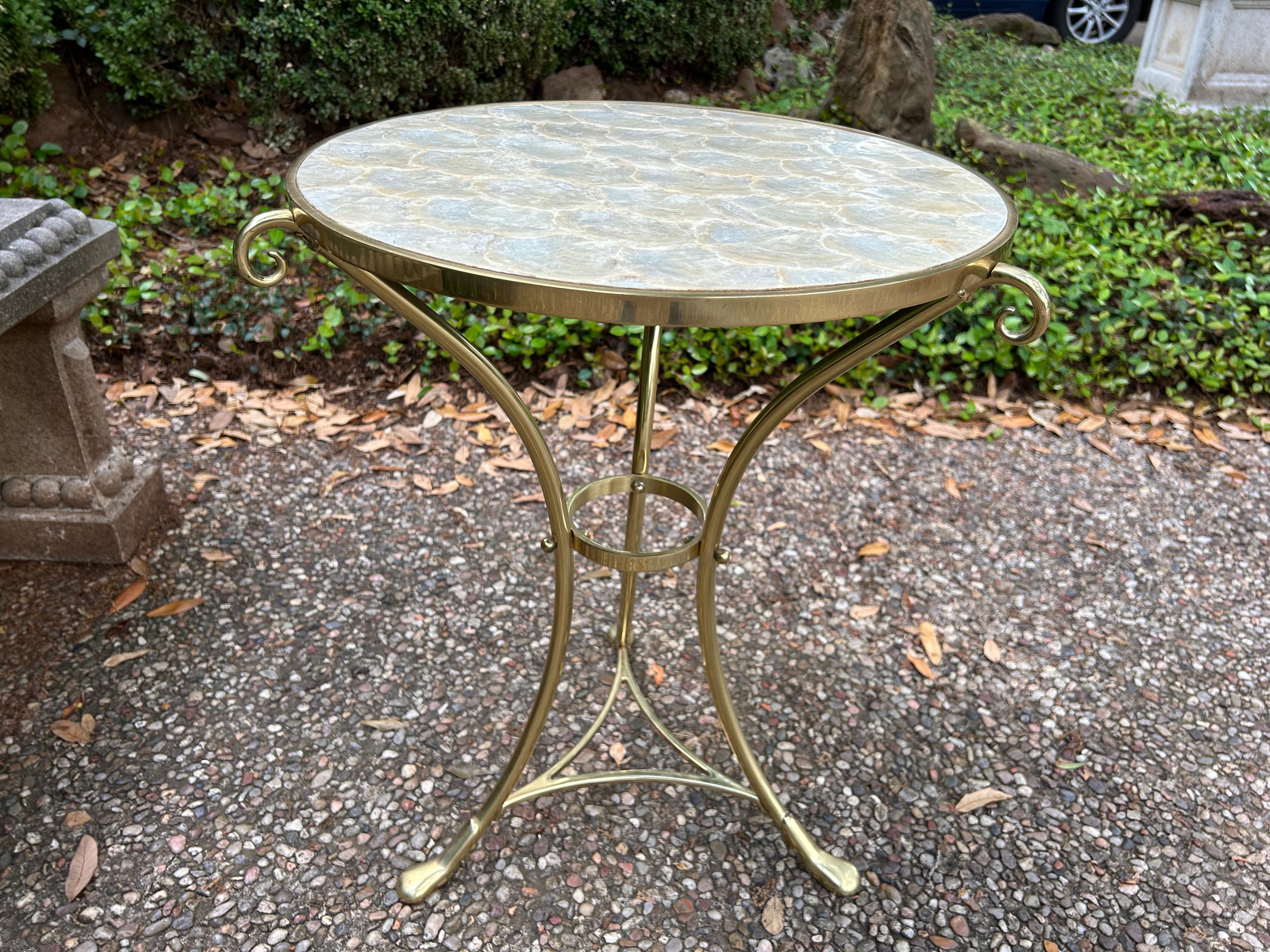 Italienischer Tisch aus Messing und Capiz-Muschel.
Angeboten wird ein wunderschöner italienischer Messing-Dreibeintisch mit einer Capiz-Muschelplatte. Dieser Hollywood-Regency-Tisch ist der perfekte Beistelltisch, Gueridon oder Lampentisch. Unser