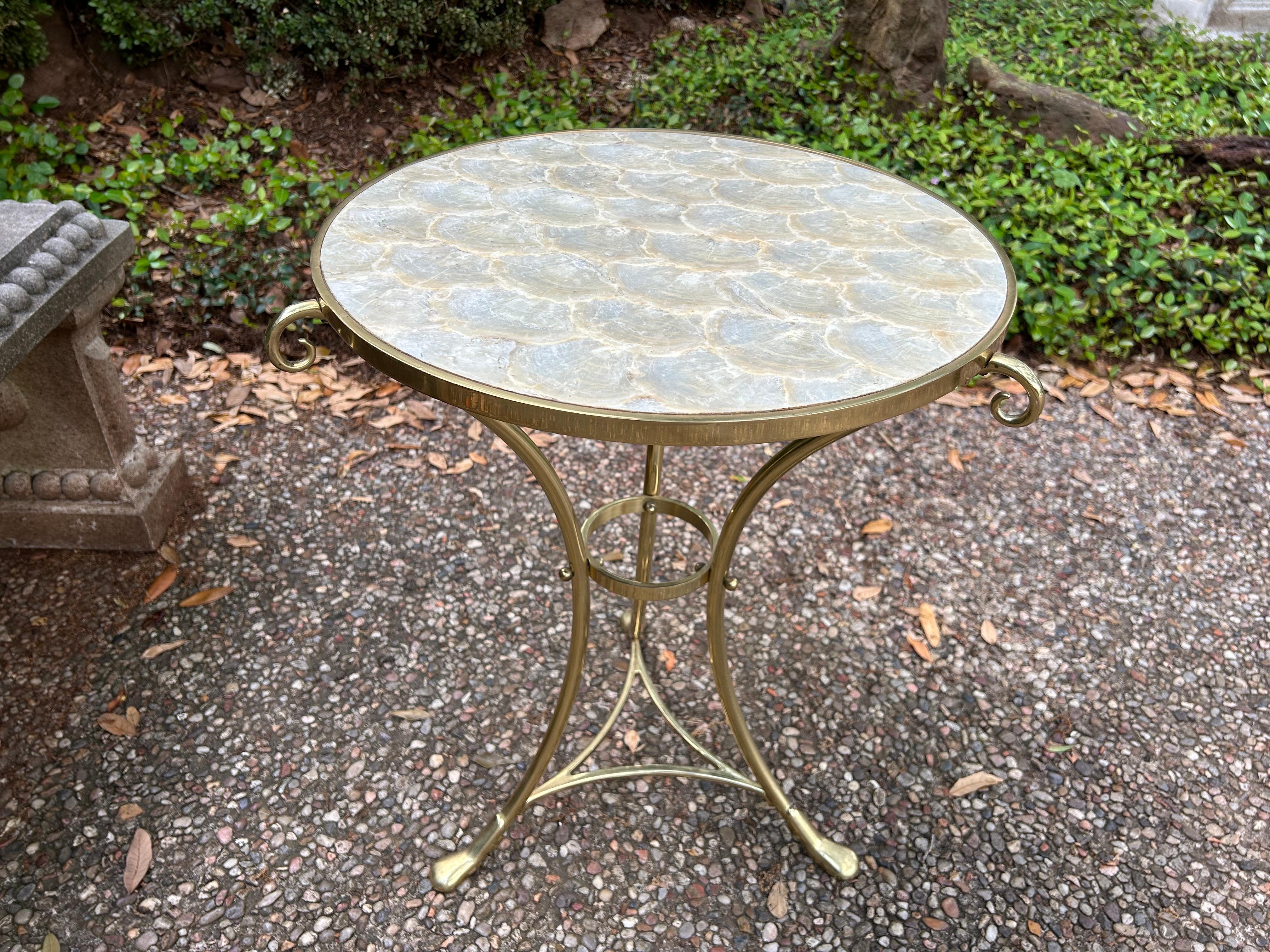 Italienischer Tisch aus Messing und Capiz-Muscheln (Ende des 20. Jahrhunderts) im Angebot