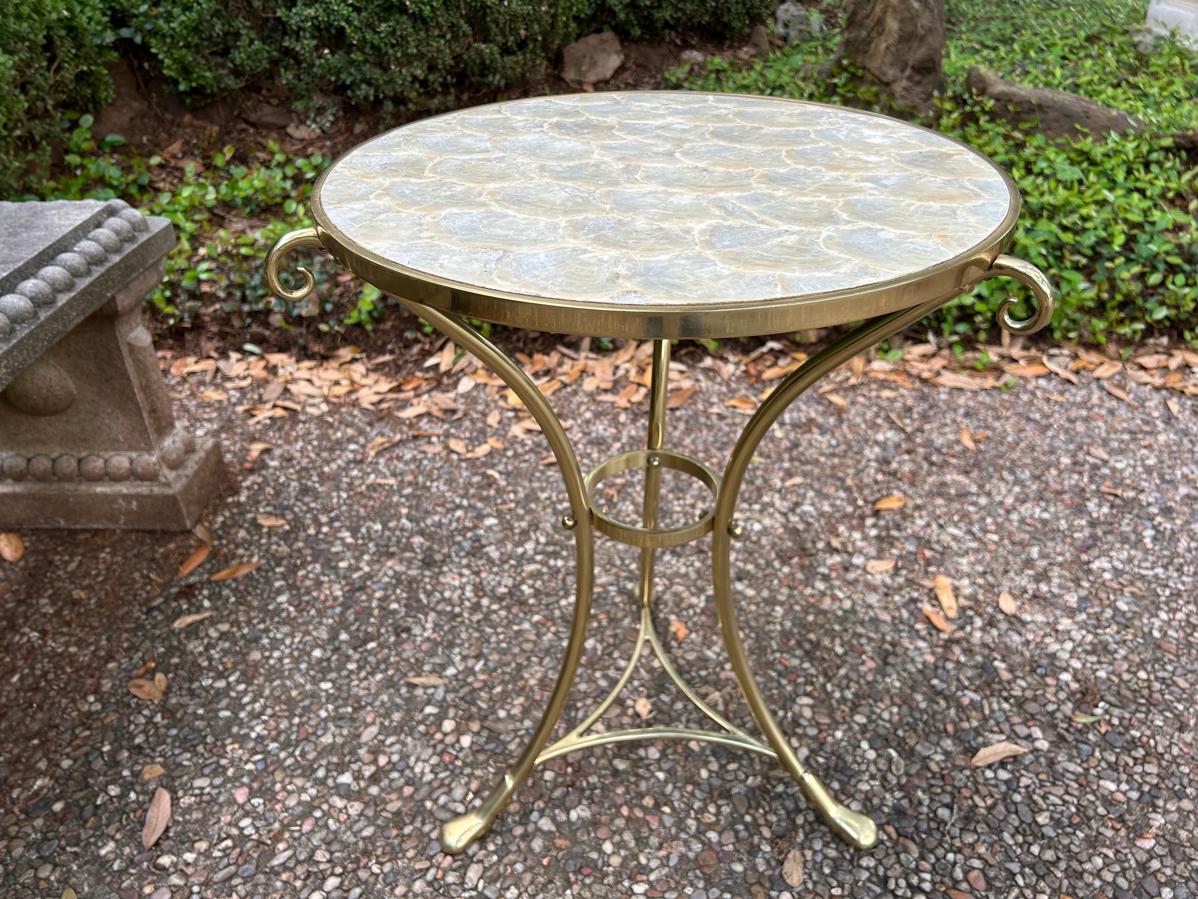 Italienischer Tisch aus Messing und Capiz-Muscheln im Angebot 1
