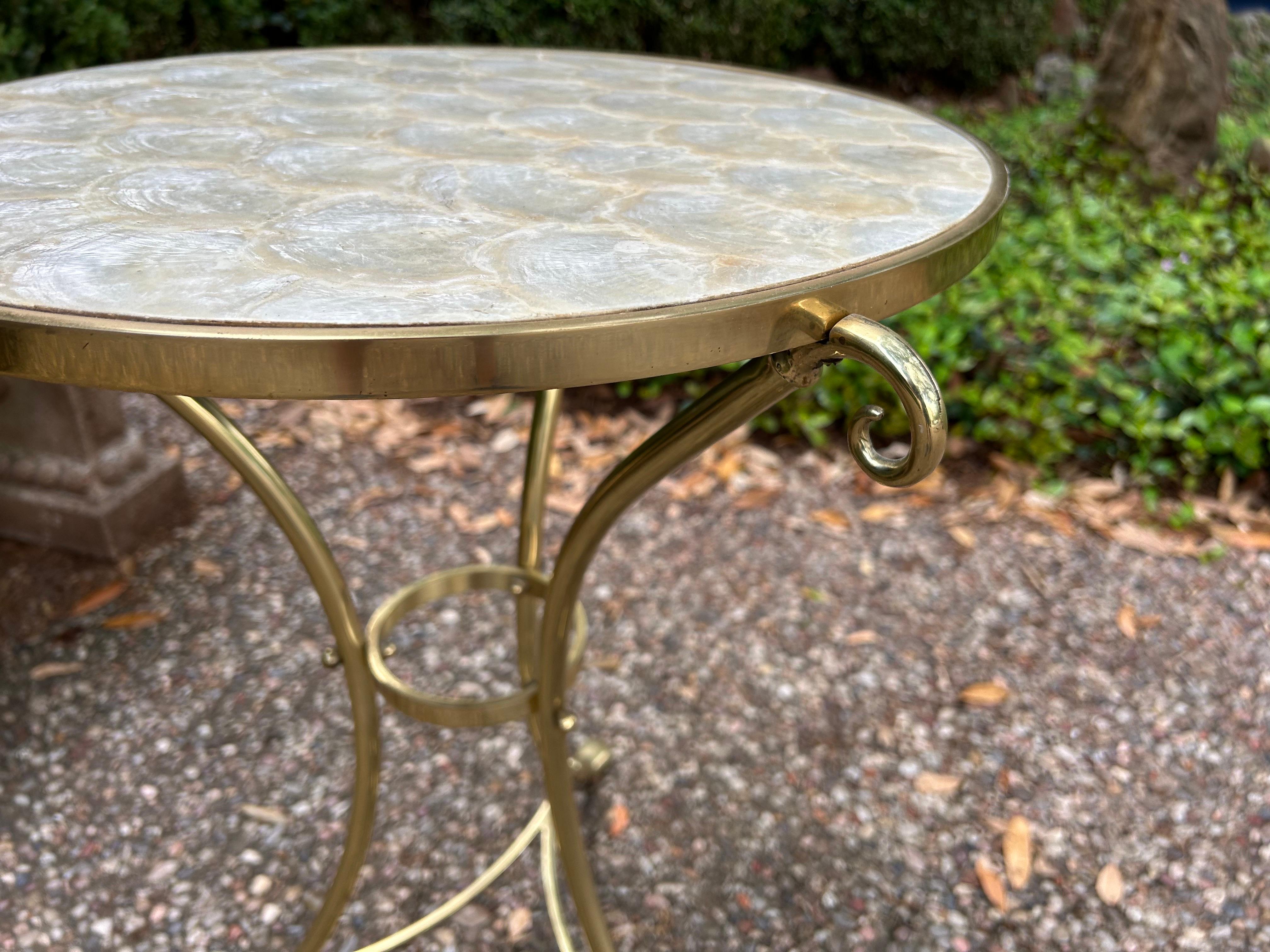 Italienischer Tisch aus Messing und Capiz-Muscheln im Angebot 4