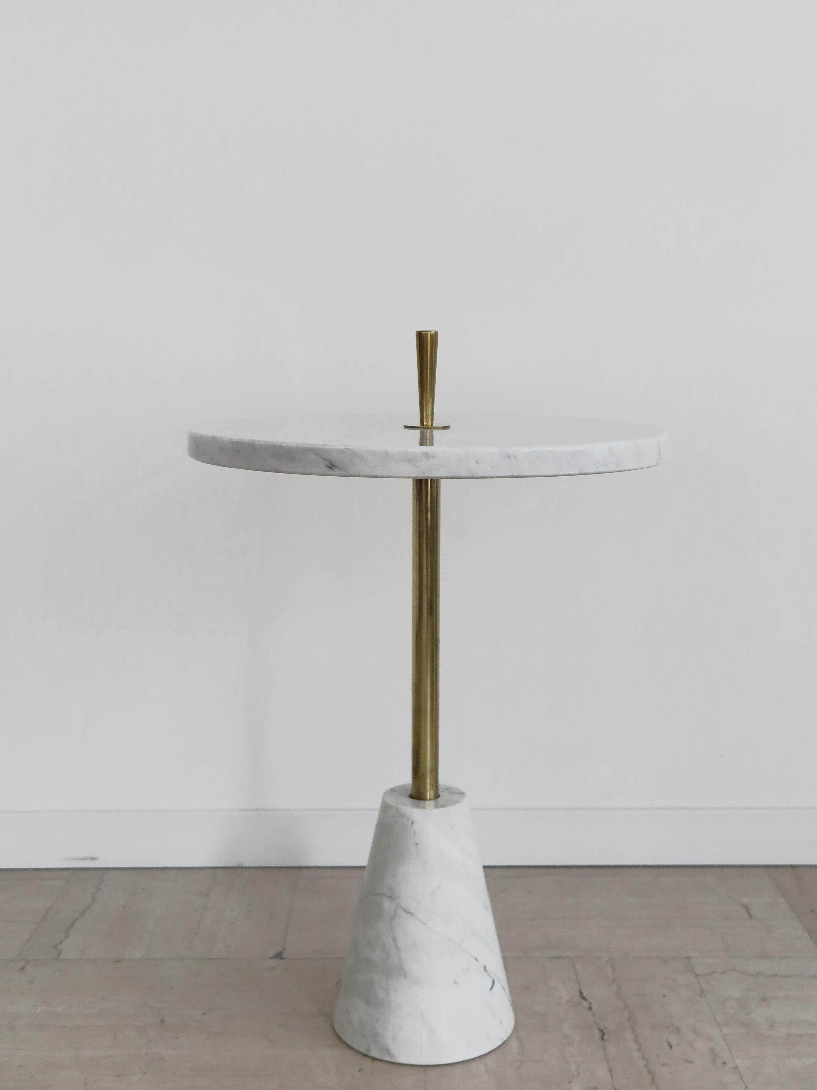 Italian original vintage coffee table with base and top in white Carrara marble, stem and handle in brass, production, Italy, 1970s

Please note that the table is original of the period and this shows normal signs of age and use.