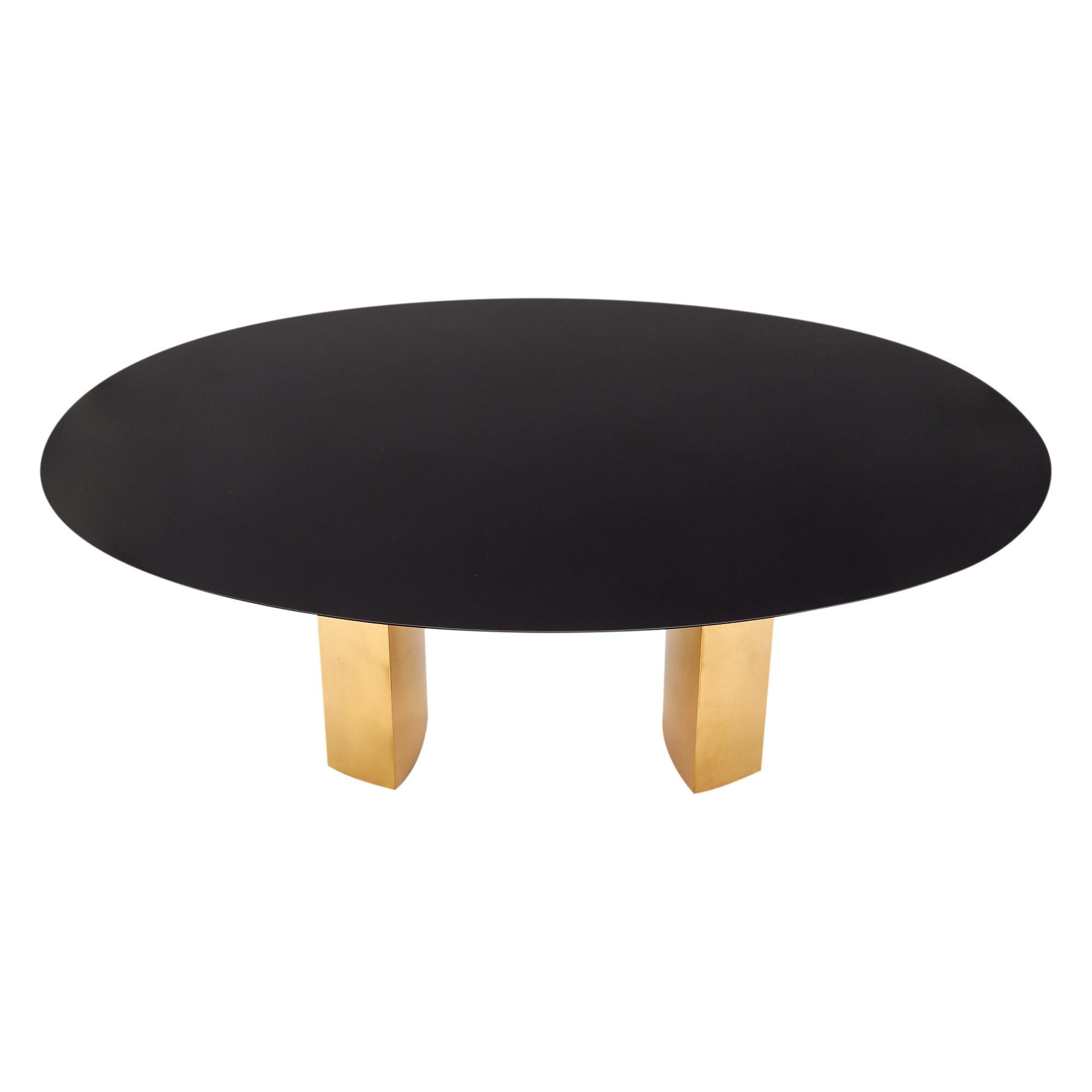 Mesa de comedor italiana de estilo modernista. Esta pieza tiene una base de latón con dos patas de latón que sostienen una encimera de Corian negro. Esta elegante pieza es perfecta por su funcionalidad y atractivo estético. Está en muy buen estado -