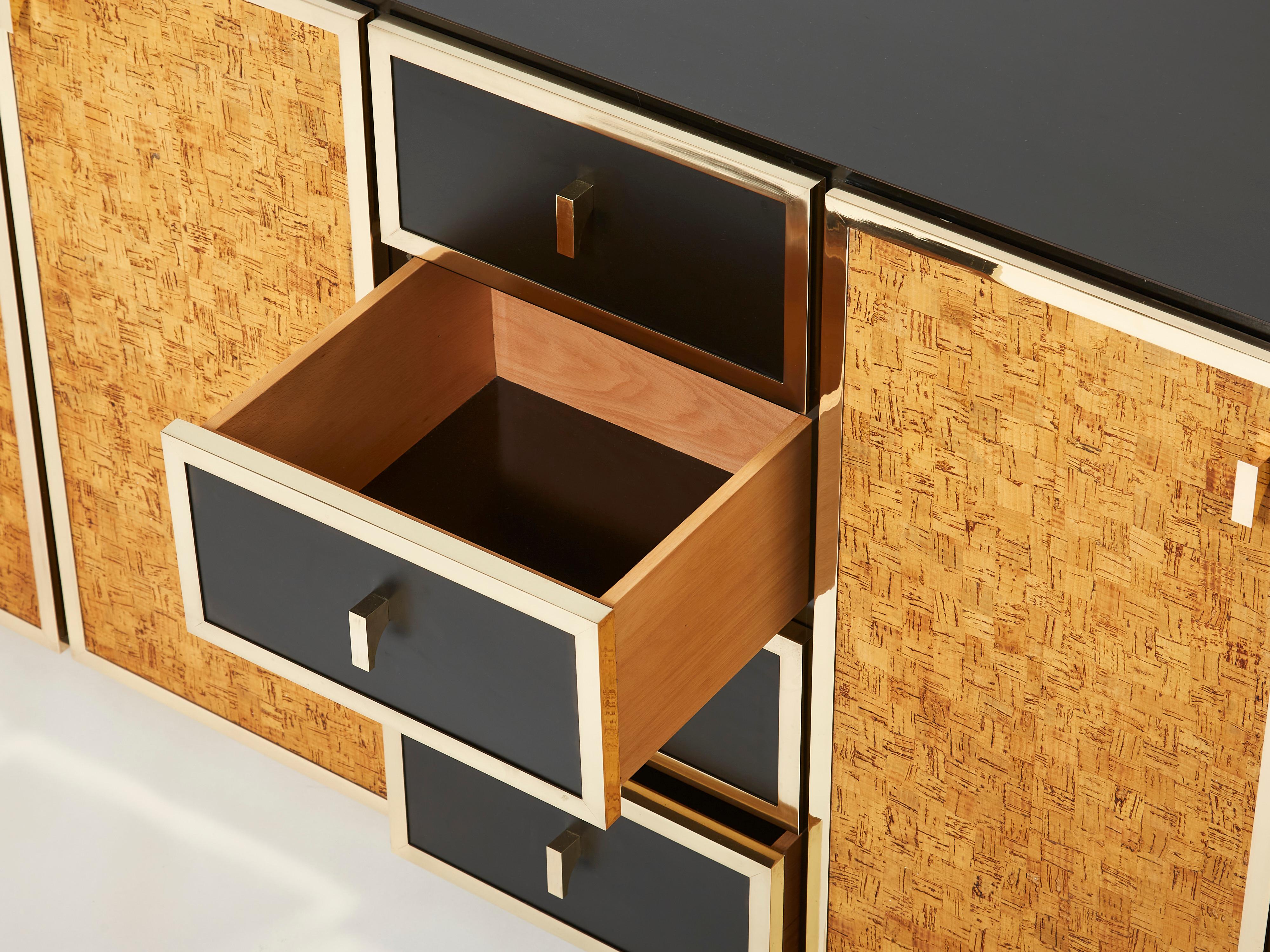 Credenza italiana in ottone e intarsio di sughero anni '70 in vendita 2