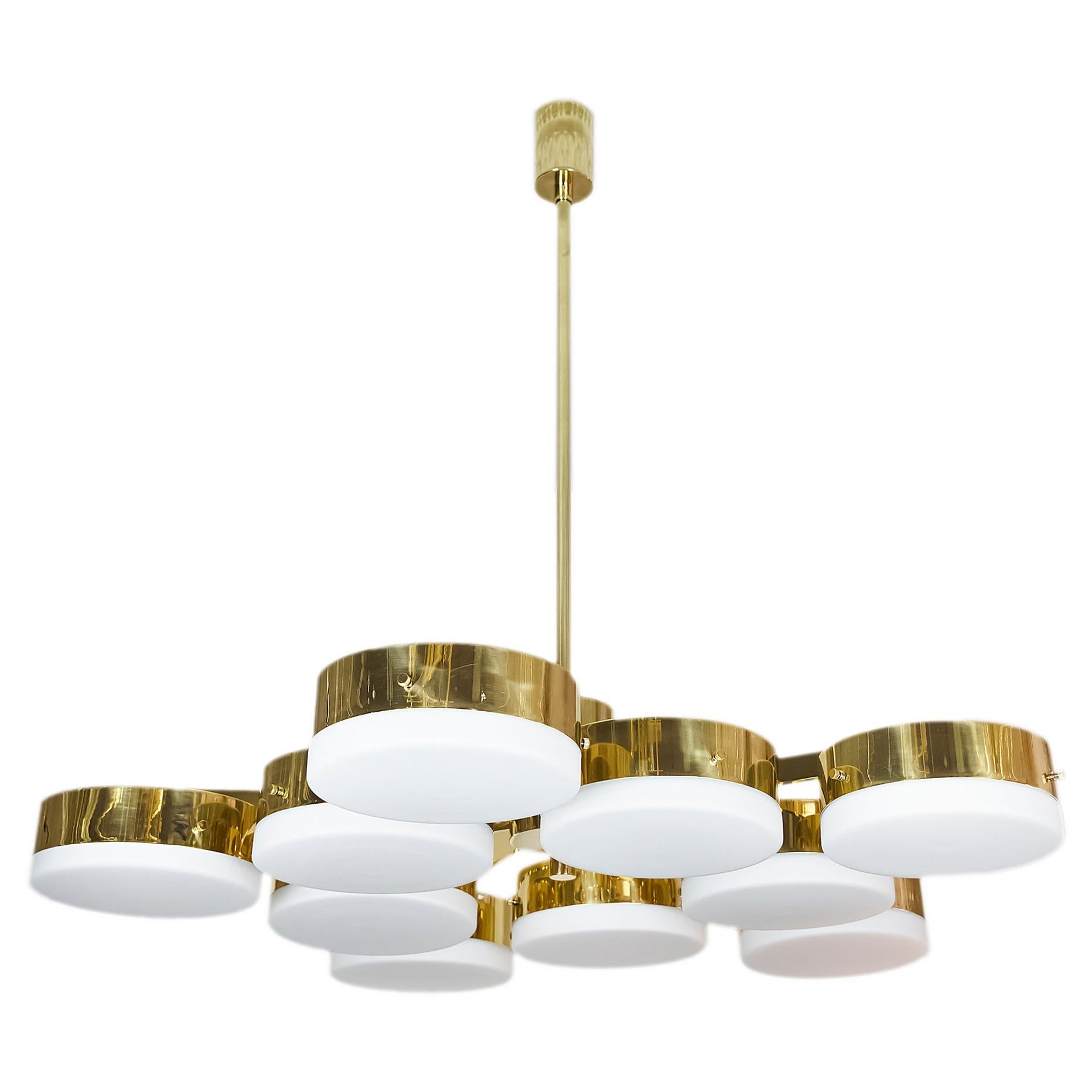 Il lampadario italiano è realizzato in ottone lucido e vetro smerigliato.
Questo lampadario include 10 lampadine E14.
È in ottime condizioni.

 