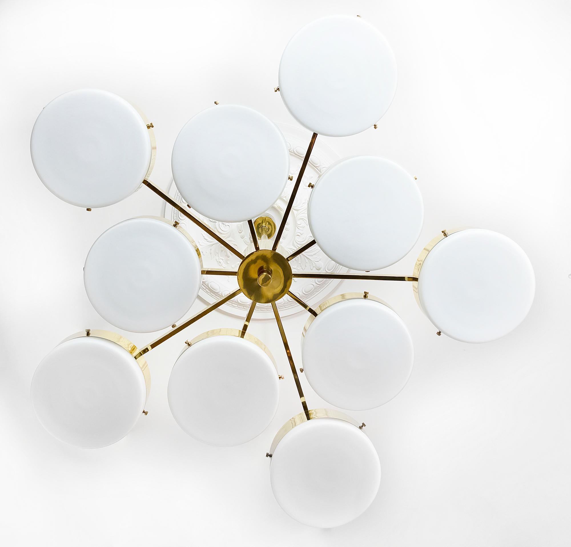 Italiano Lampadario italiano in ottone e vetro satinato in vendita