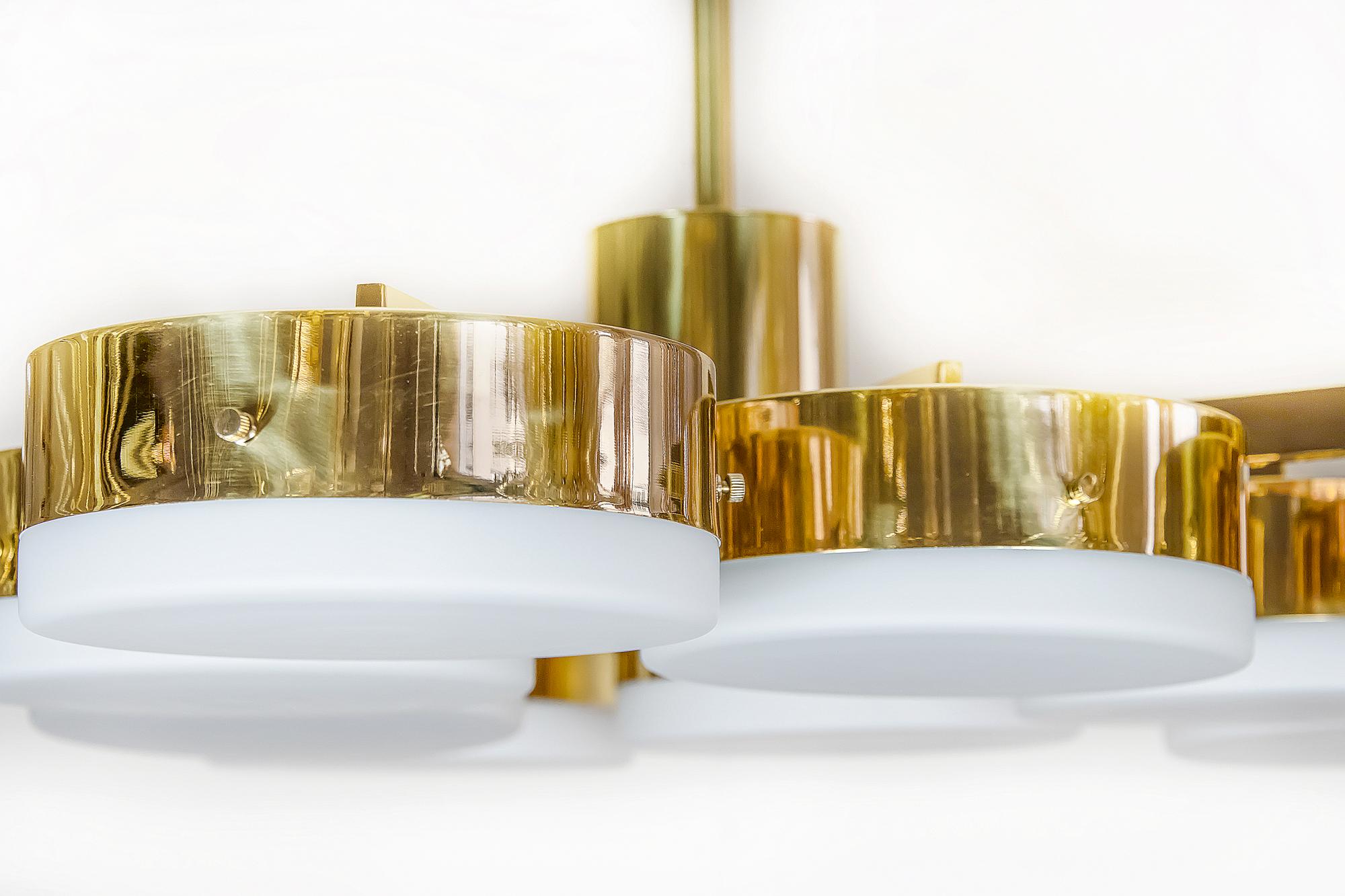 Lampadario italiano in ottone e vetro satinato In condizioni buone in vendita a Vilnius, LT