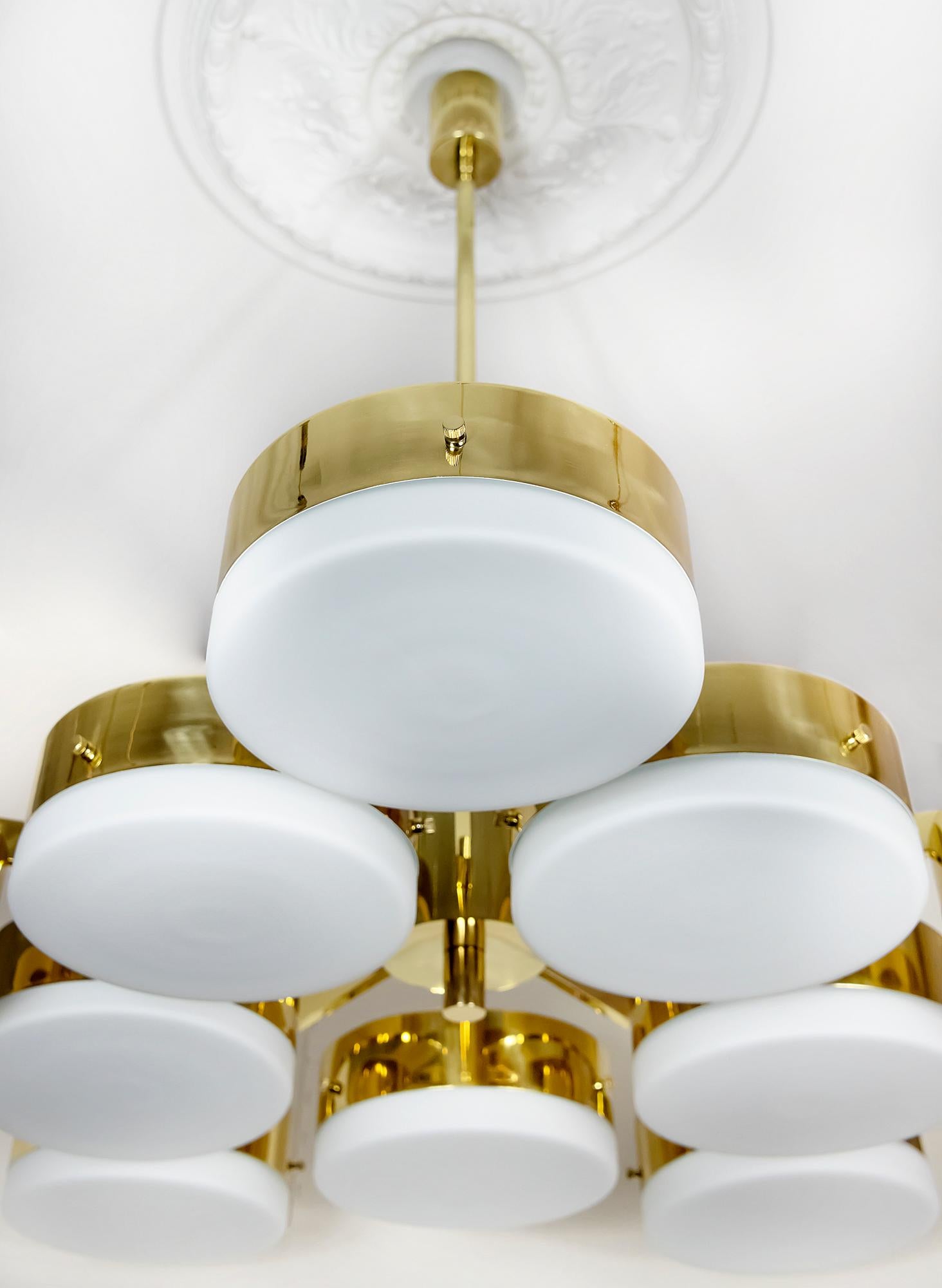 Ottone Lampadario italiano in ottone e vetro satinato in vendita
