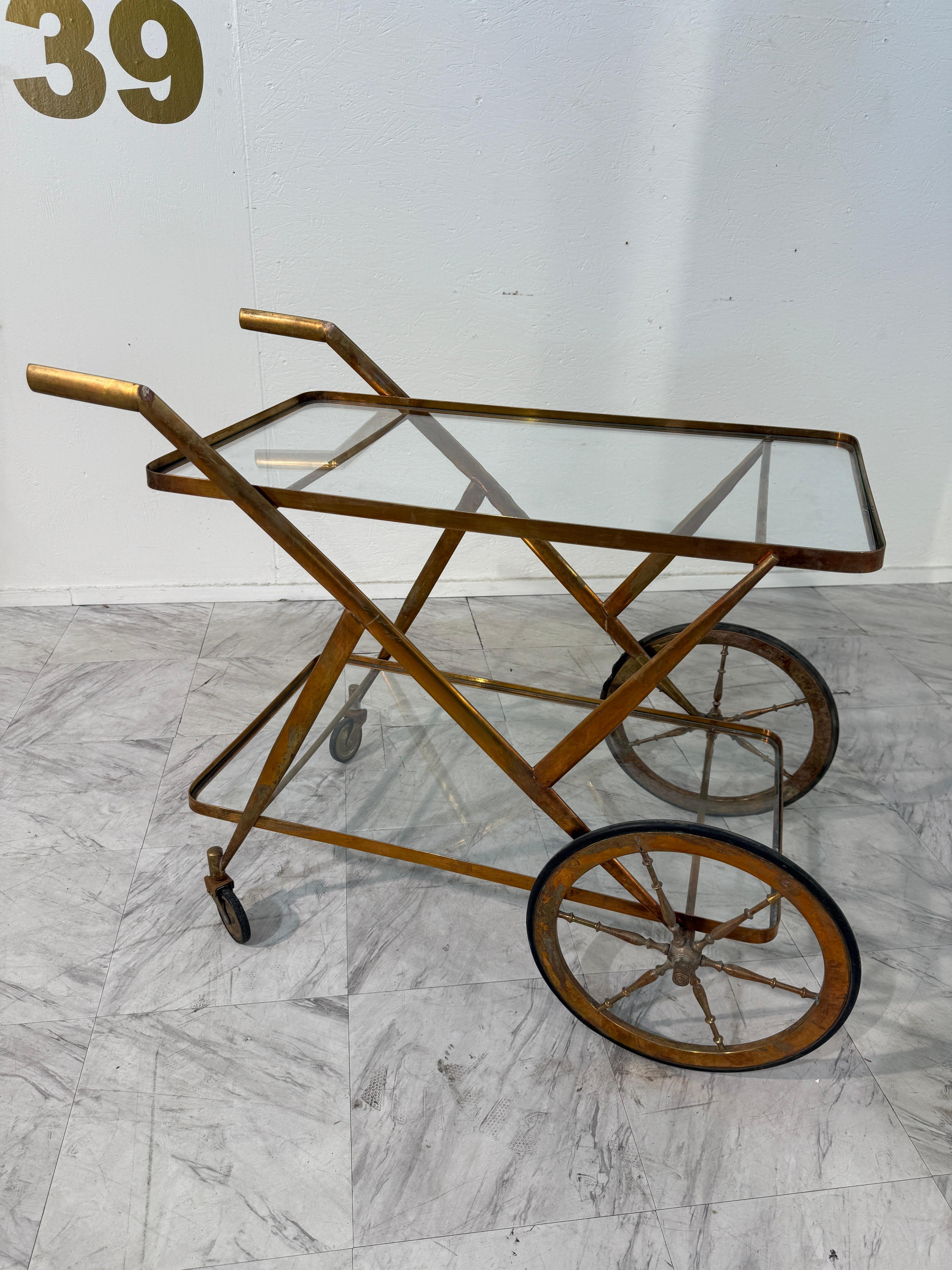 Dieser elegante, moderne Barwagen aus der Mitte des Jahrhunderts ist ein Beispiel für das raffinierte italienische Design der 1950er bis 1960er Jahre. Mit seinem warmen, vermessingten Gestell und den zwei Glasebenen ist der Wagen sowohl stilvoll als