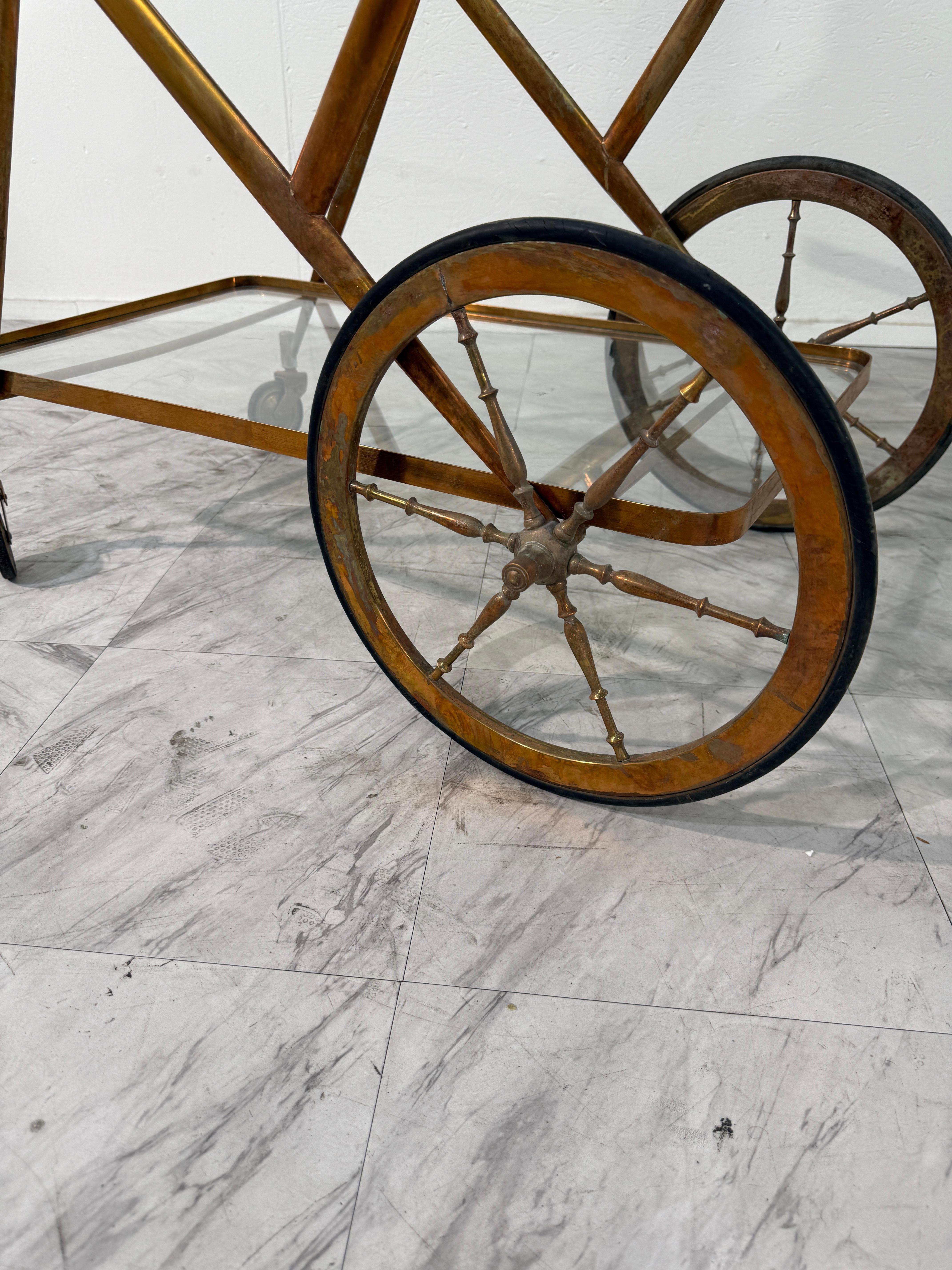 Italienischer Barwagen aus Messing und Glas, 1960er Jahre im Zustand „Gut“ im Angebot in Los Angeles, CA