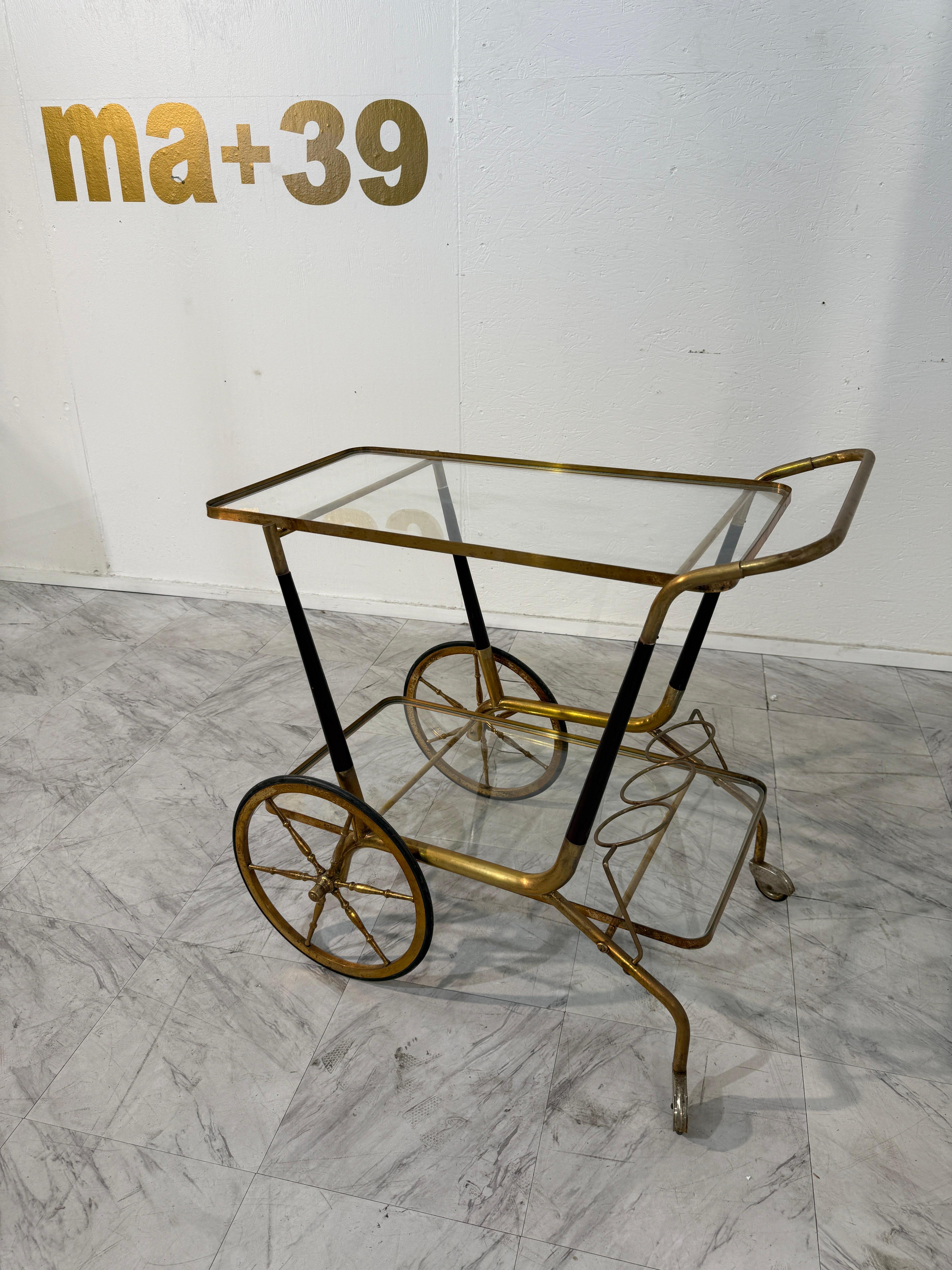 Carrito de bar italiano de latón y cristal con portabotellas, años 50 Moderno en venta