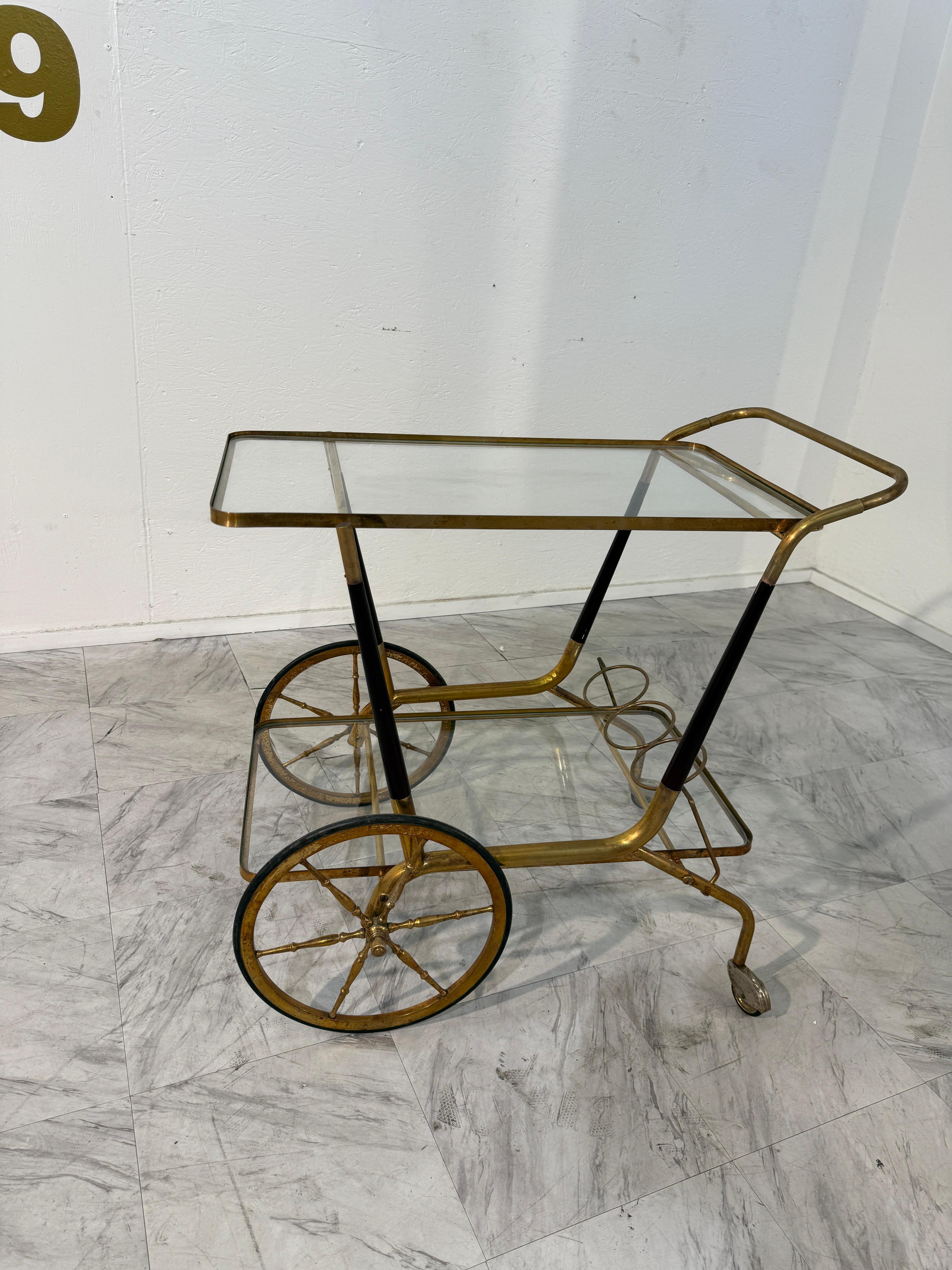 Carrito de bar italiano de latón y cristal con portabotellas, años 50 Italiano en venta