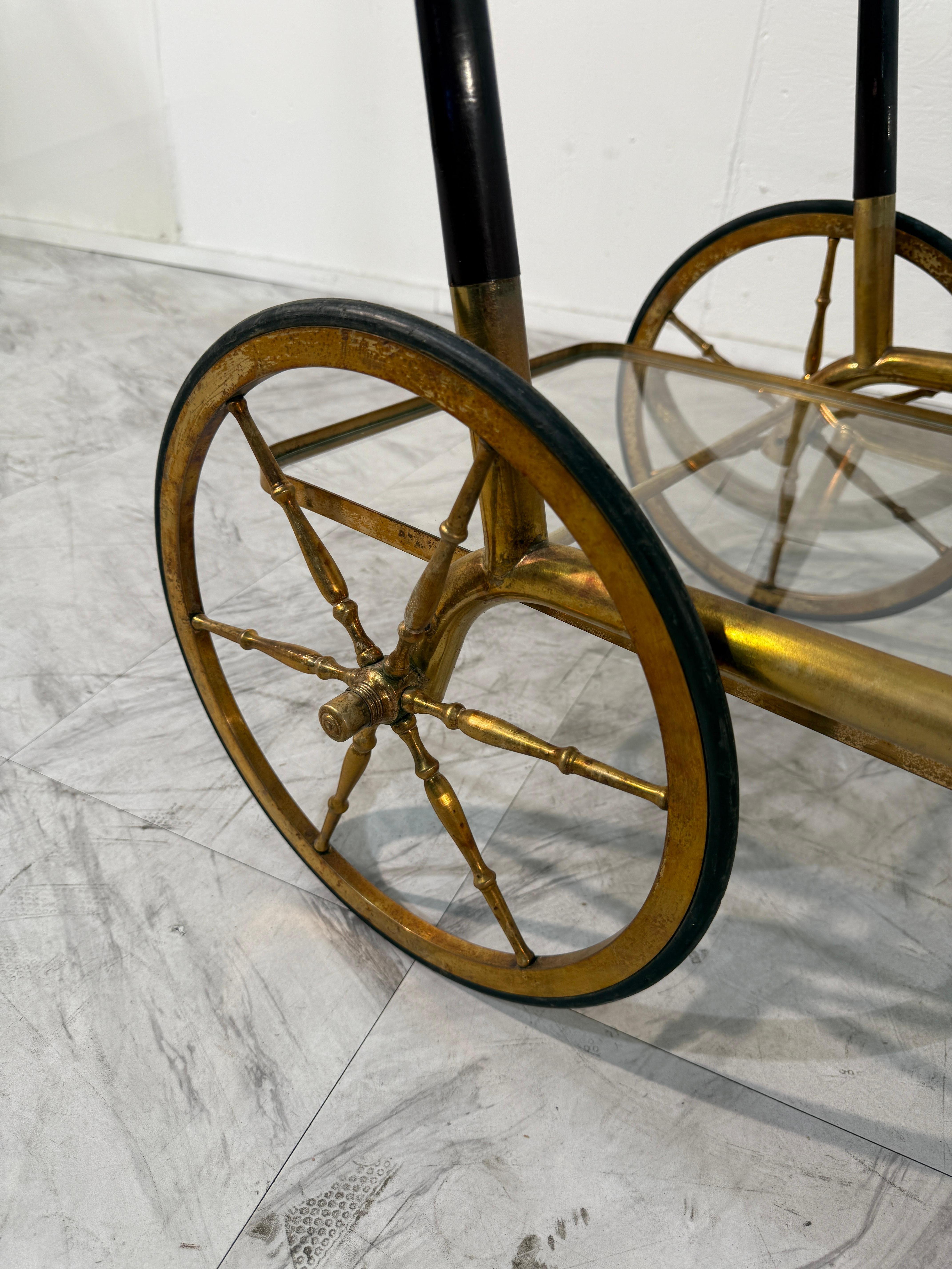 Carrito de bar italiano de latón y cristal con portabotellas, años 50 mediados del siglo XX en venta