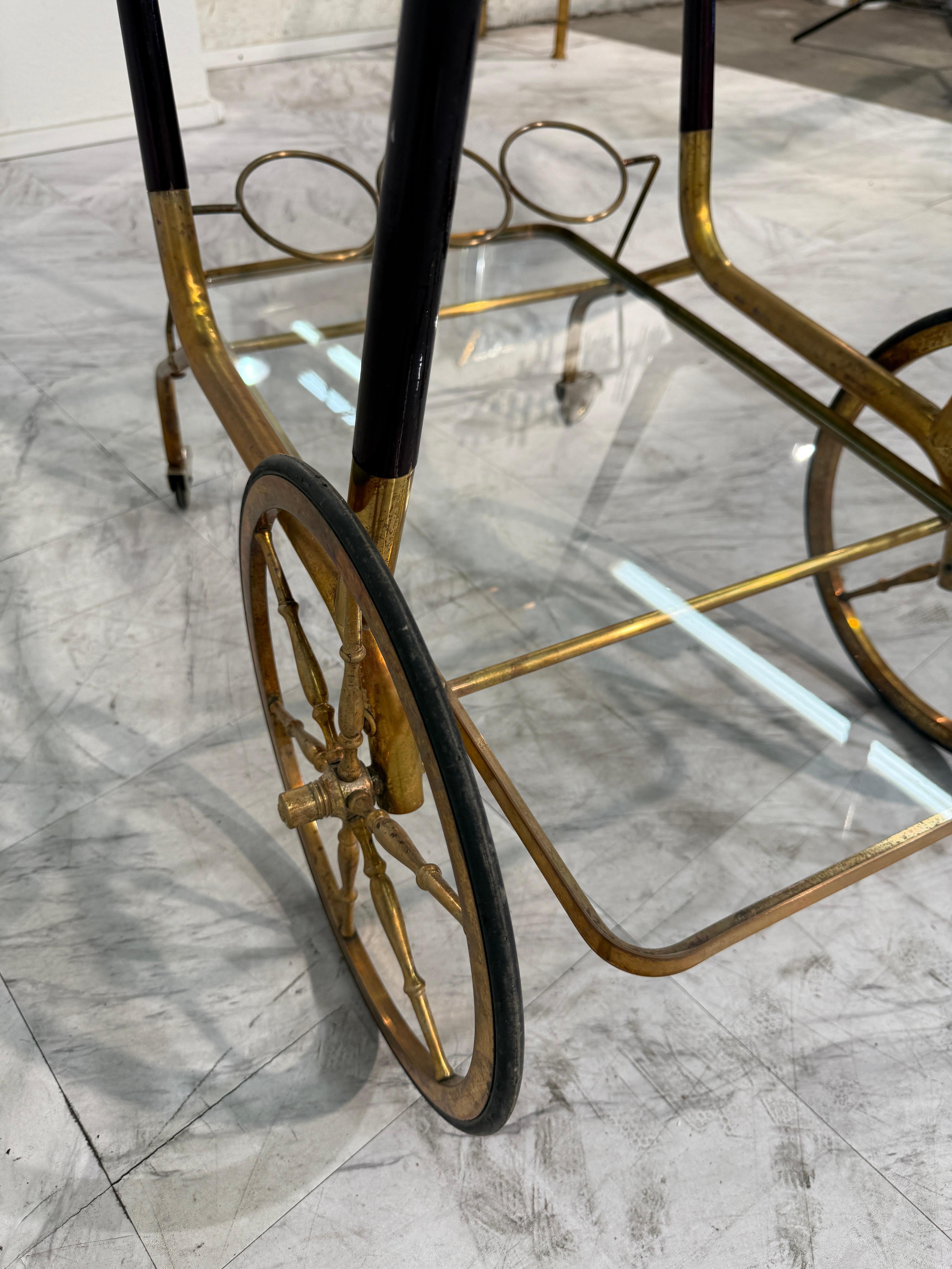 Carrito de bar italiano de latón y cristal con portabotellas, años 50 en venta 1