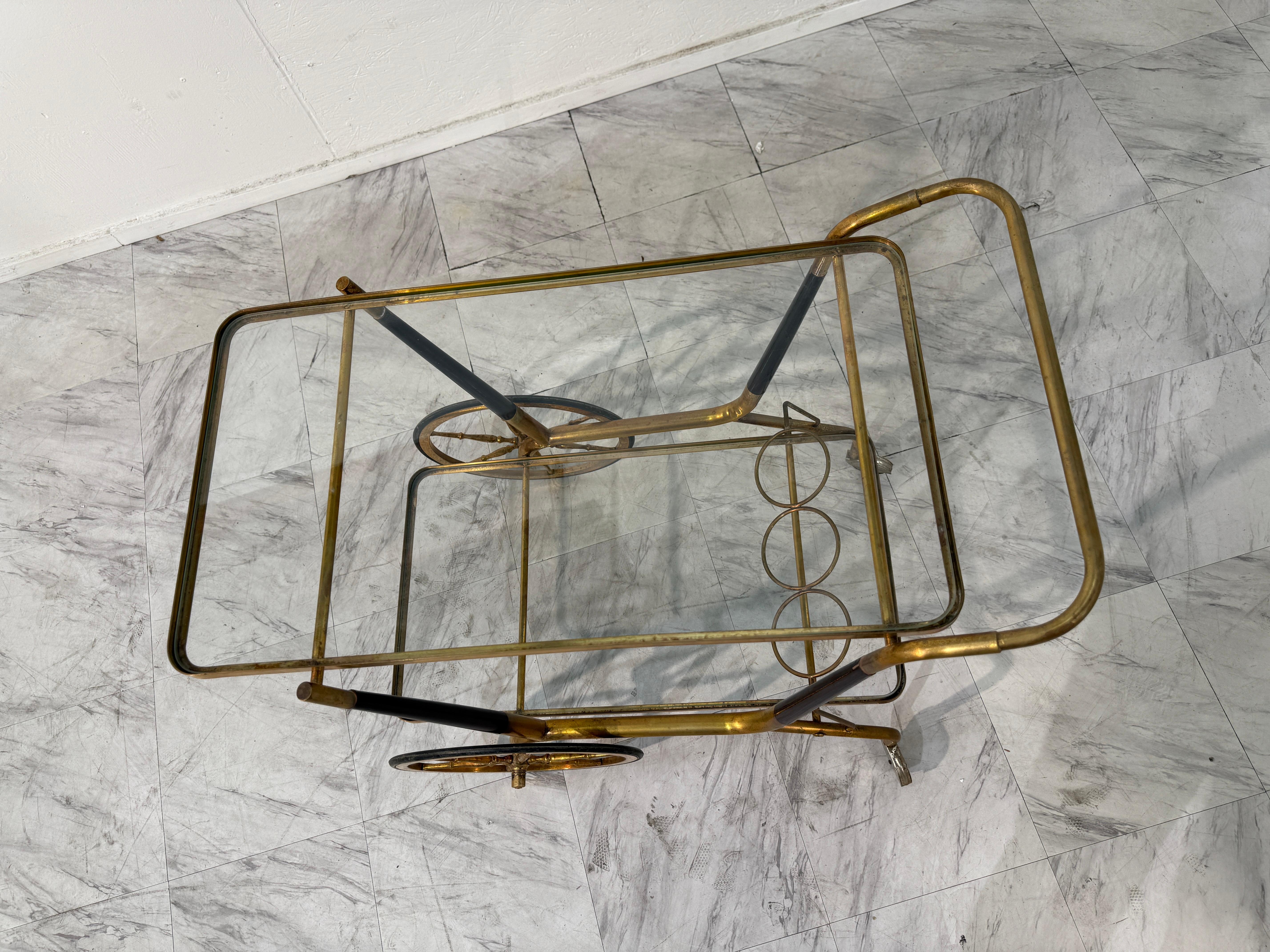Carrito de bar italiano de latón y cristal con portabotellas, años 50 en venta 2