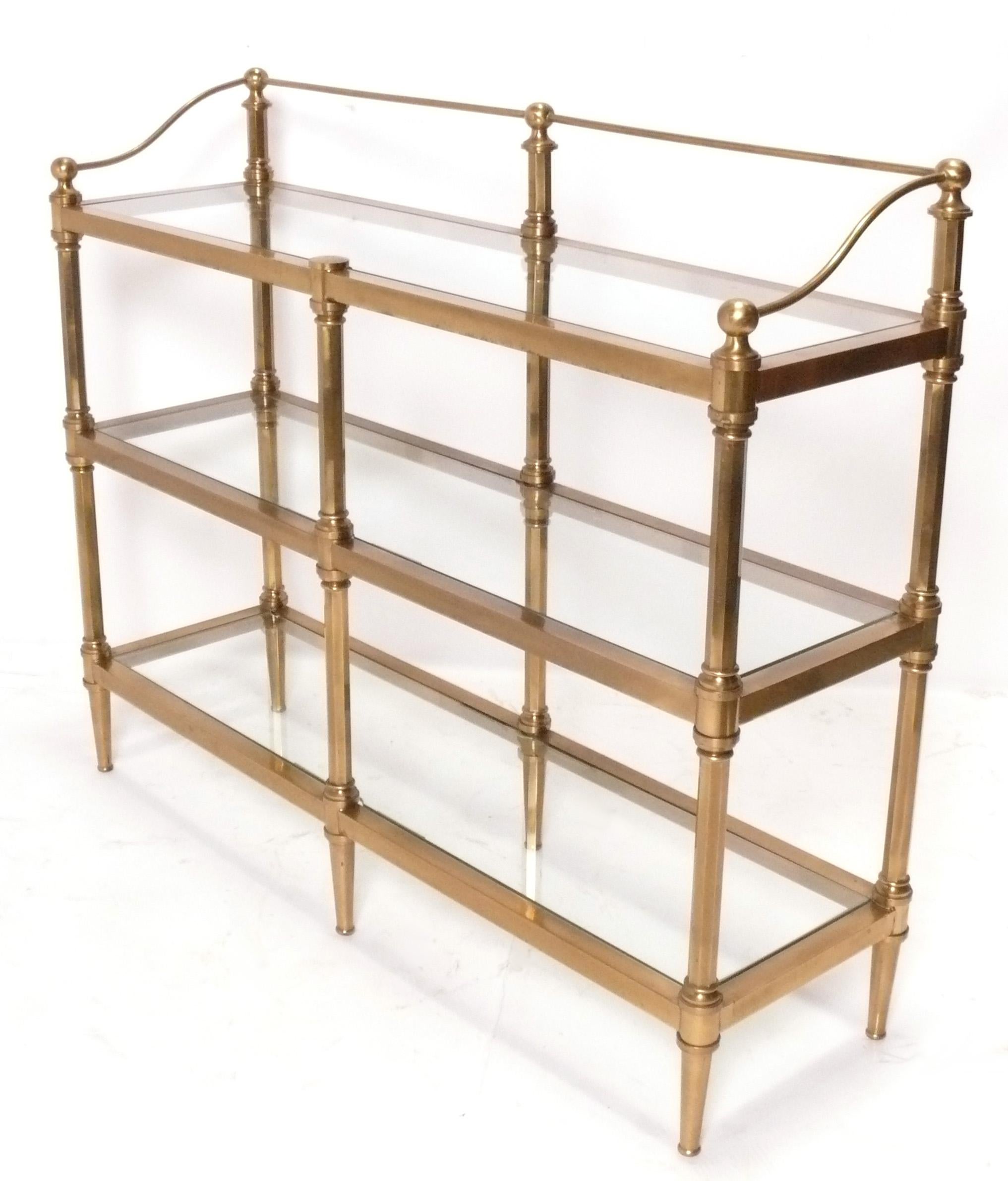 Elegantes dreistöckiges Regal aus Messing und Glas, Italien, ca. 1960er Jahre. Es hat eine vielseitige Größe und kann als Bücherregal (es stammt von einem Chefkoch aus Manhattan, der darauf seine Kochbücher aufbewahrte), als Vitrine oder als