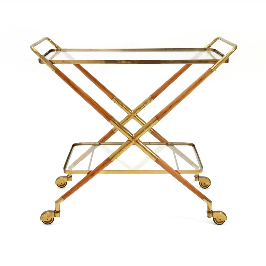 Cart of Italian manufacture from the 1950s.
Structure made of brass and wood elements.
Glass tops. Brass wheels.
Good general conditions, some signs due to normal use over time

Dimensions: Width 74 cm, depth 42 cm, height 68 cm.