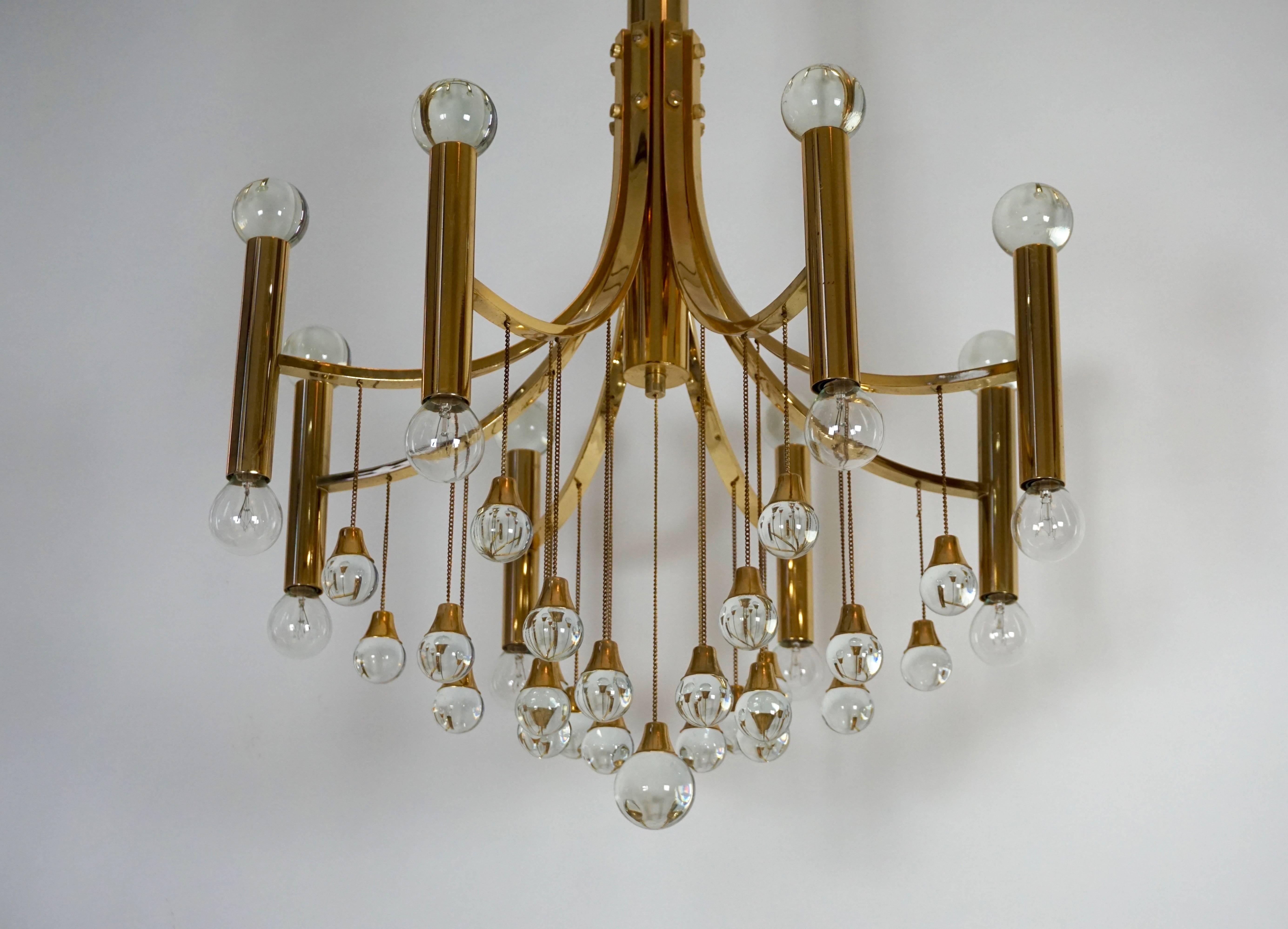 Italian brass and glass chandelier by Sciolari.
Eight E14 bulbs.
Measures: Diameter 60 cm.
Height 110 cm.