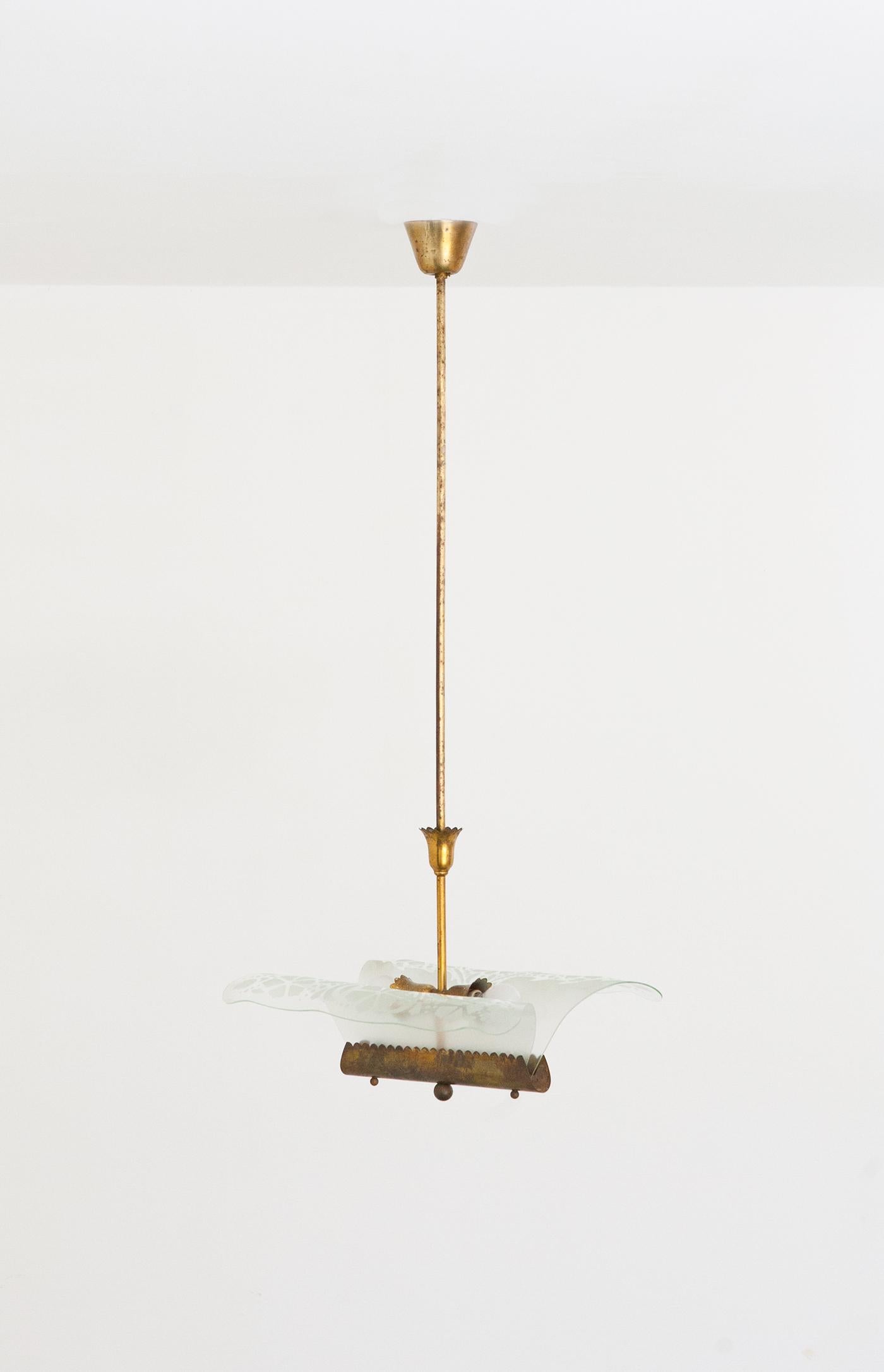 Mid-Century Modern pendant lamp, manufactured in Italy in the 1940s
This ceiling lamp is made of brass frame with its original patina, brass details, glass shade and metal white ivory enameled top.

Original working wire that mount standard E27